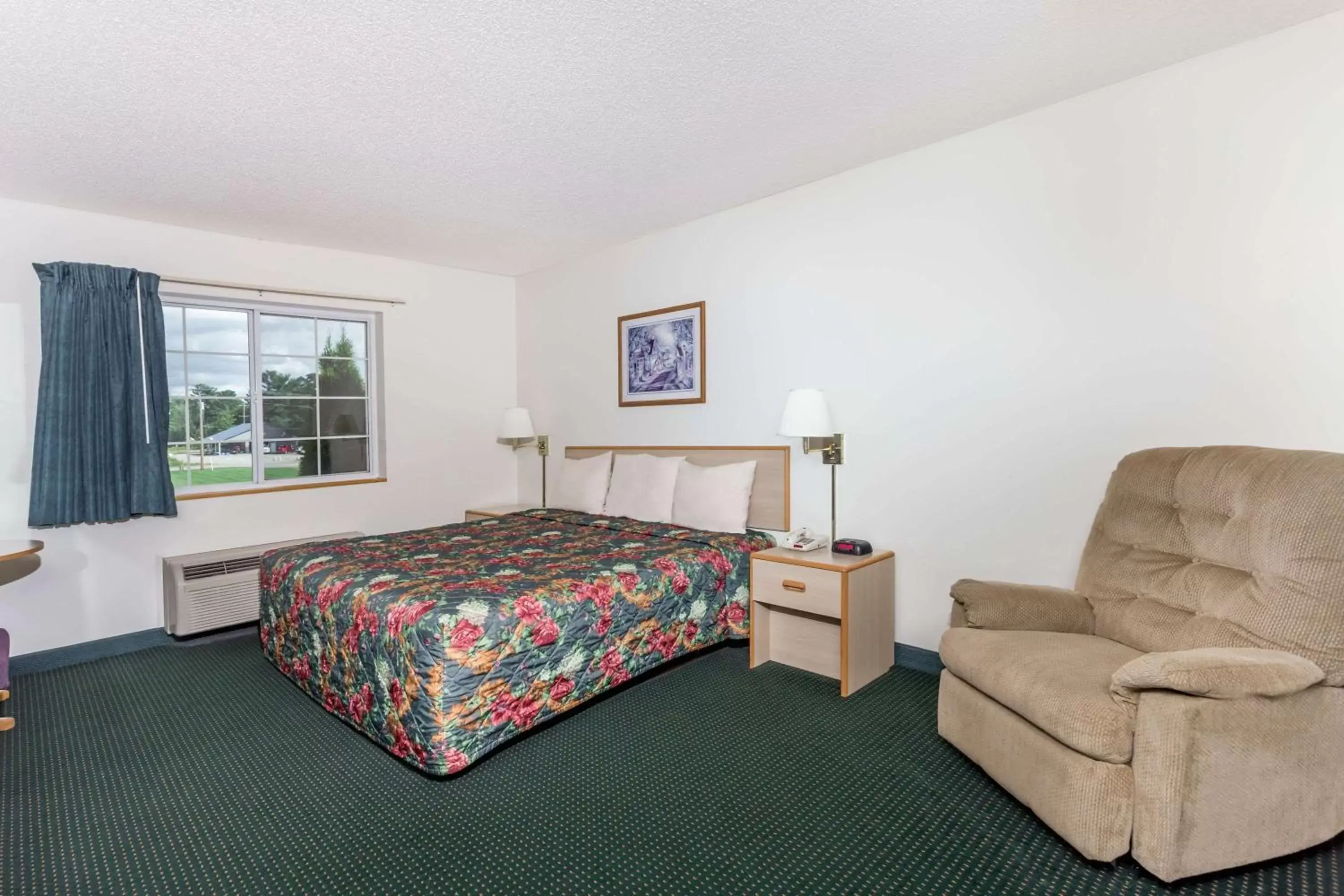Photo of the whole room, Bed in Super 8 by Wyndham Eagle River