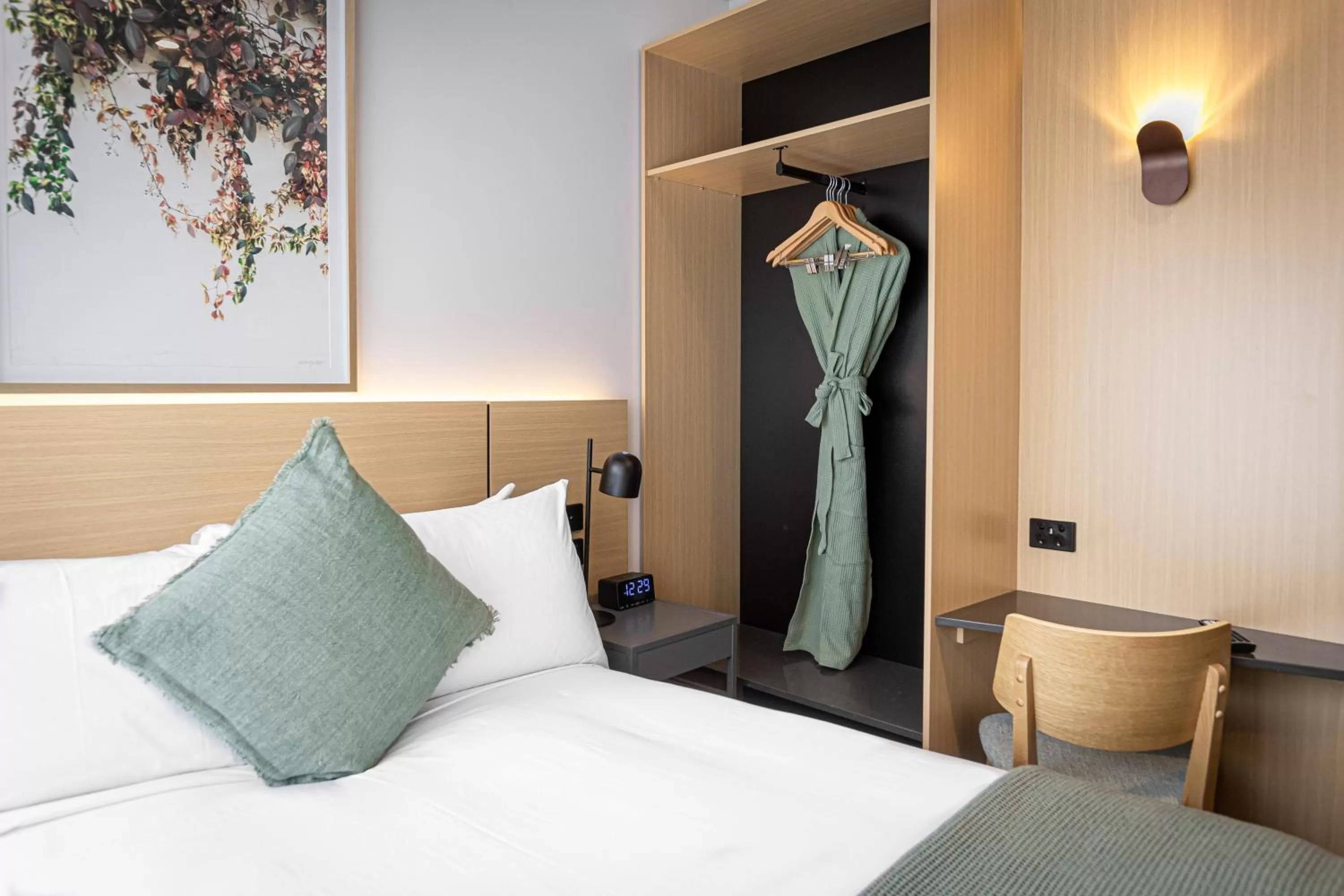 Photo of the whole room, Bed in Song Hotel Sydney