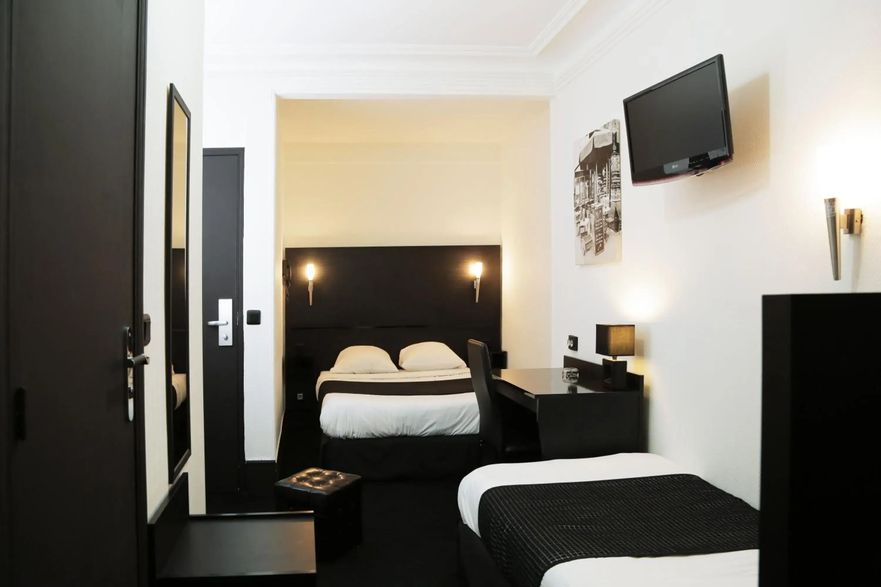 TV and multimedia, Bed in Hotel De L'Exposition - Republique