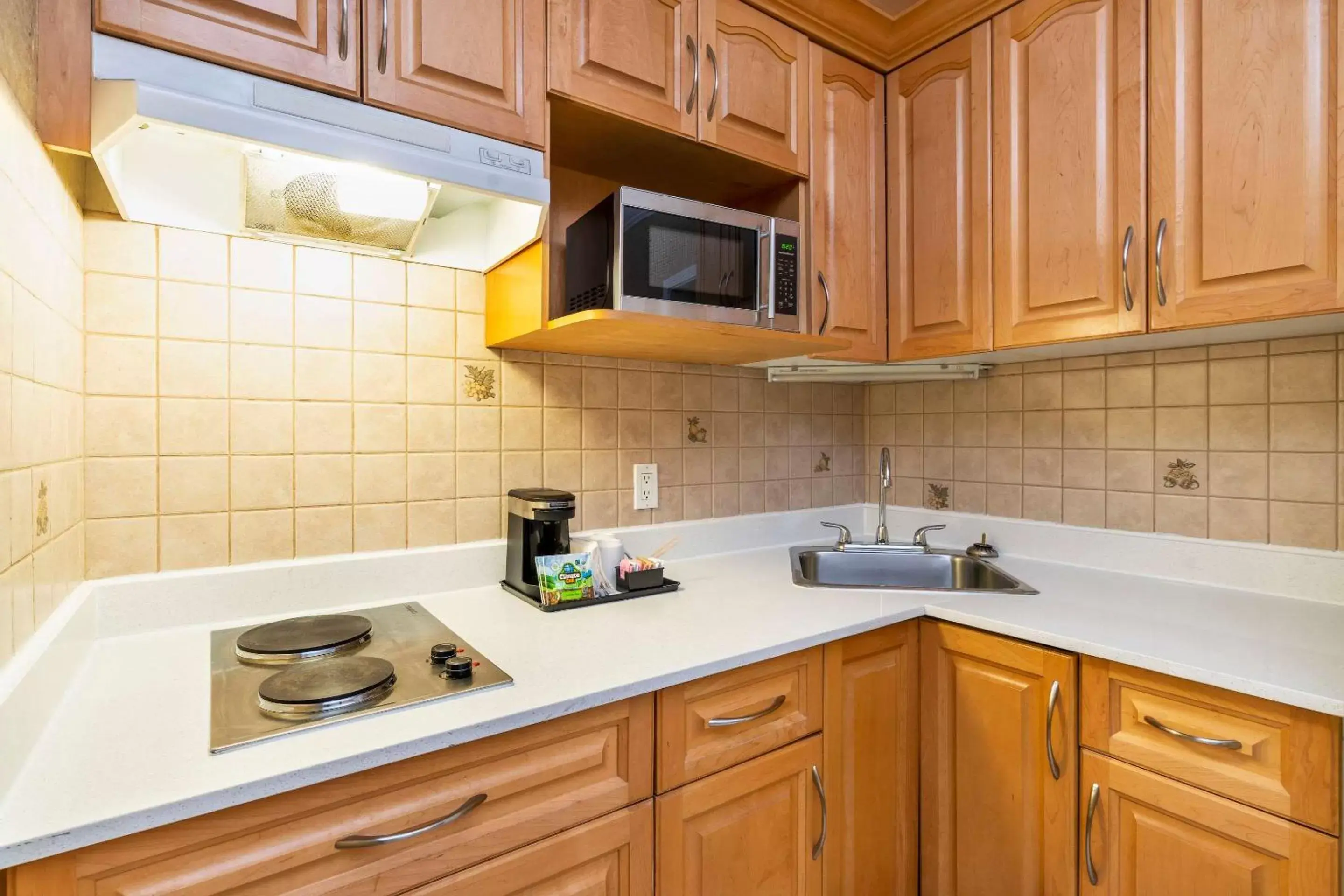 Photo of the whole room, Kitchen/Kitchenette in Quality Inn Downtown Inner Harbour