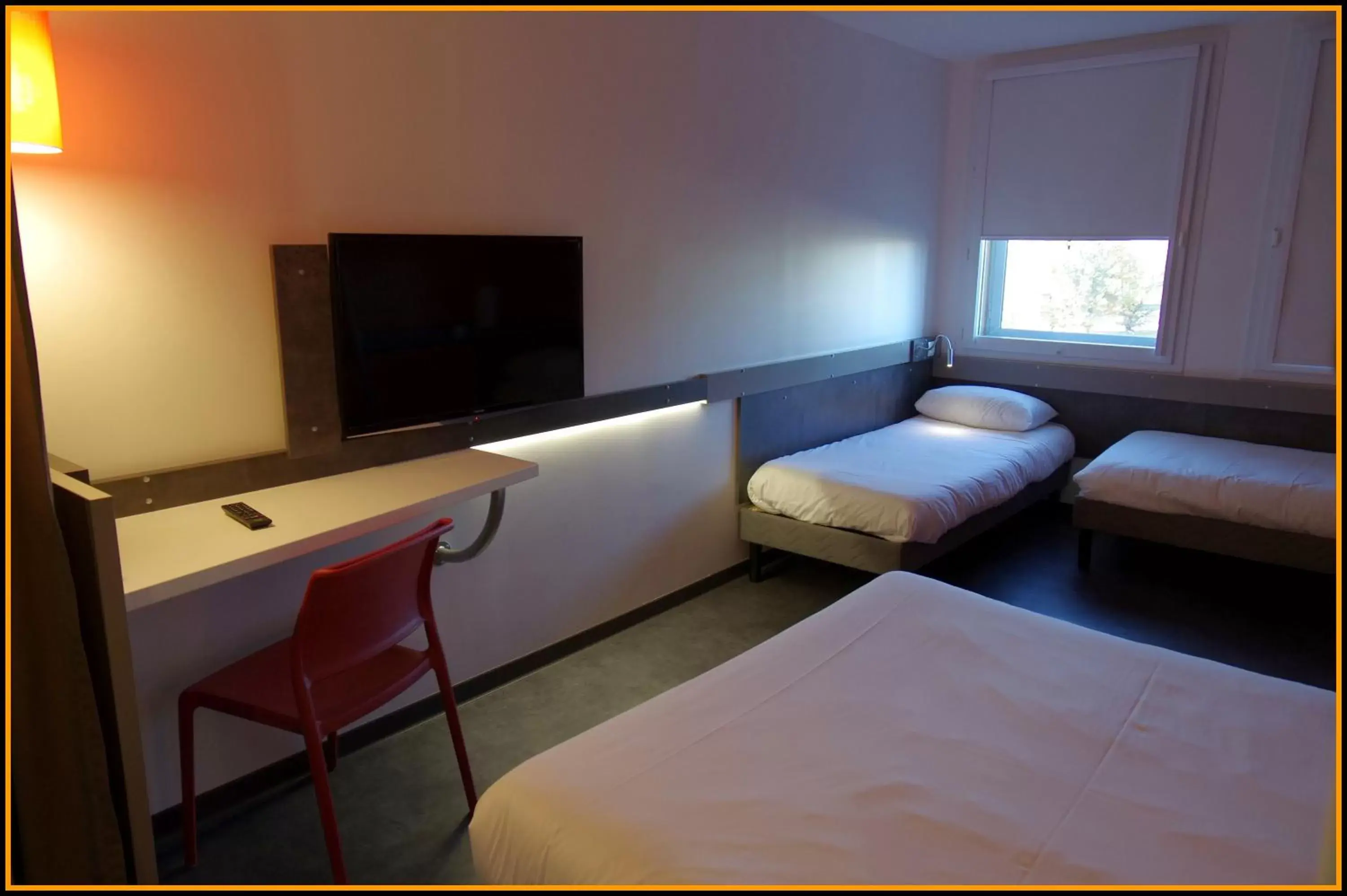 Photo of the whole room, TV/Entertainment Center in ibis budget Aéroport Lyon Saint Exupéry