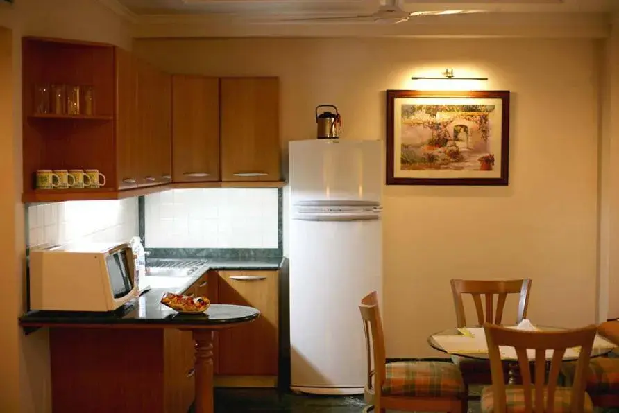Dining area, Kitchen/Kitchenette in Savoy Suites Noida