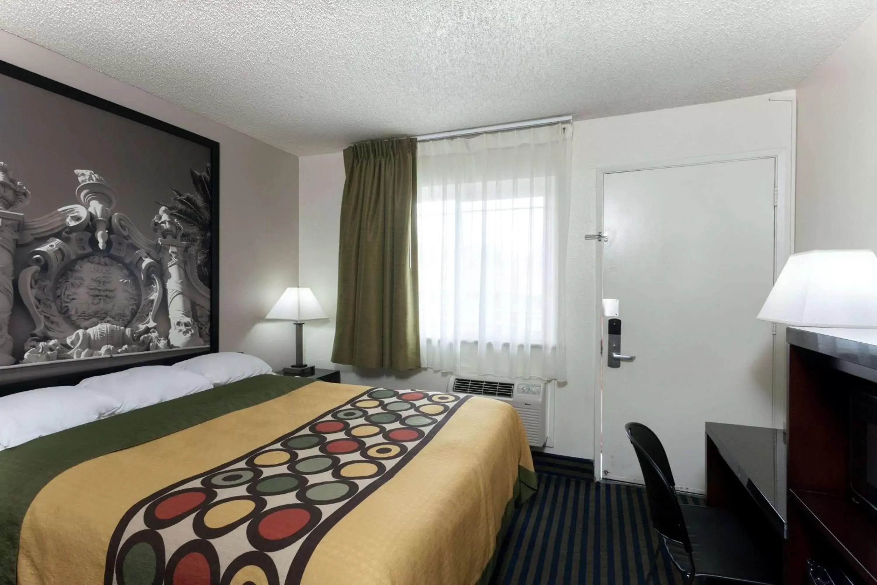 Photo of the whole room, Bed in Super 8 by Wyndham San Diego Hotel Circle