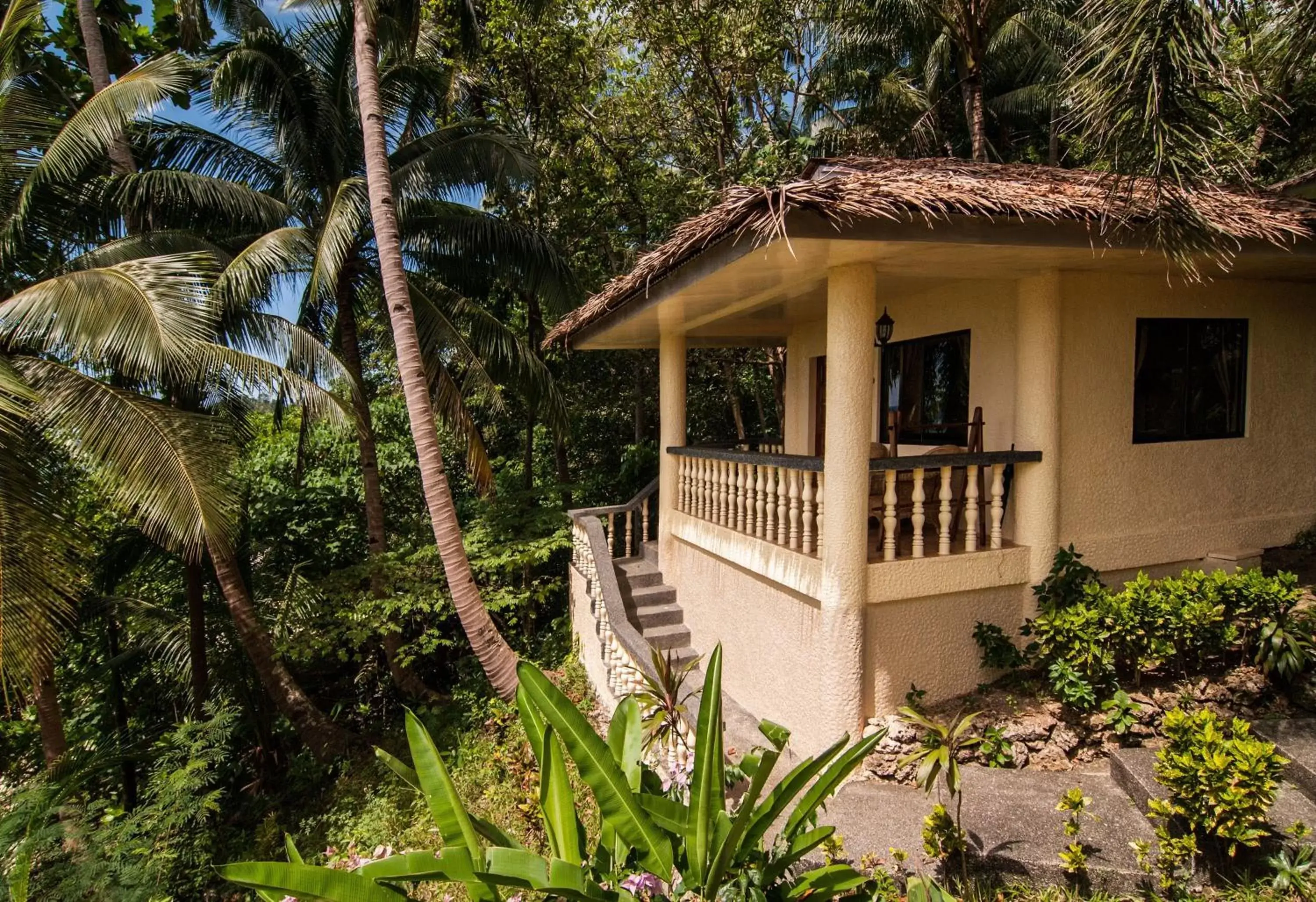 Bed, Property Building in Easy Diving and Beach Resort