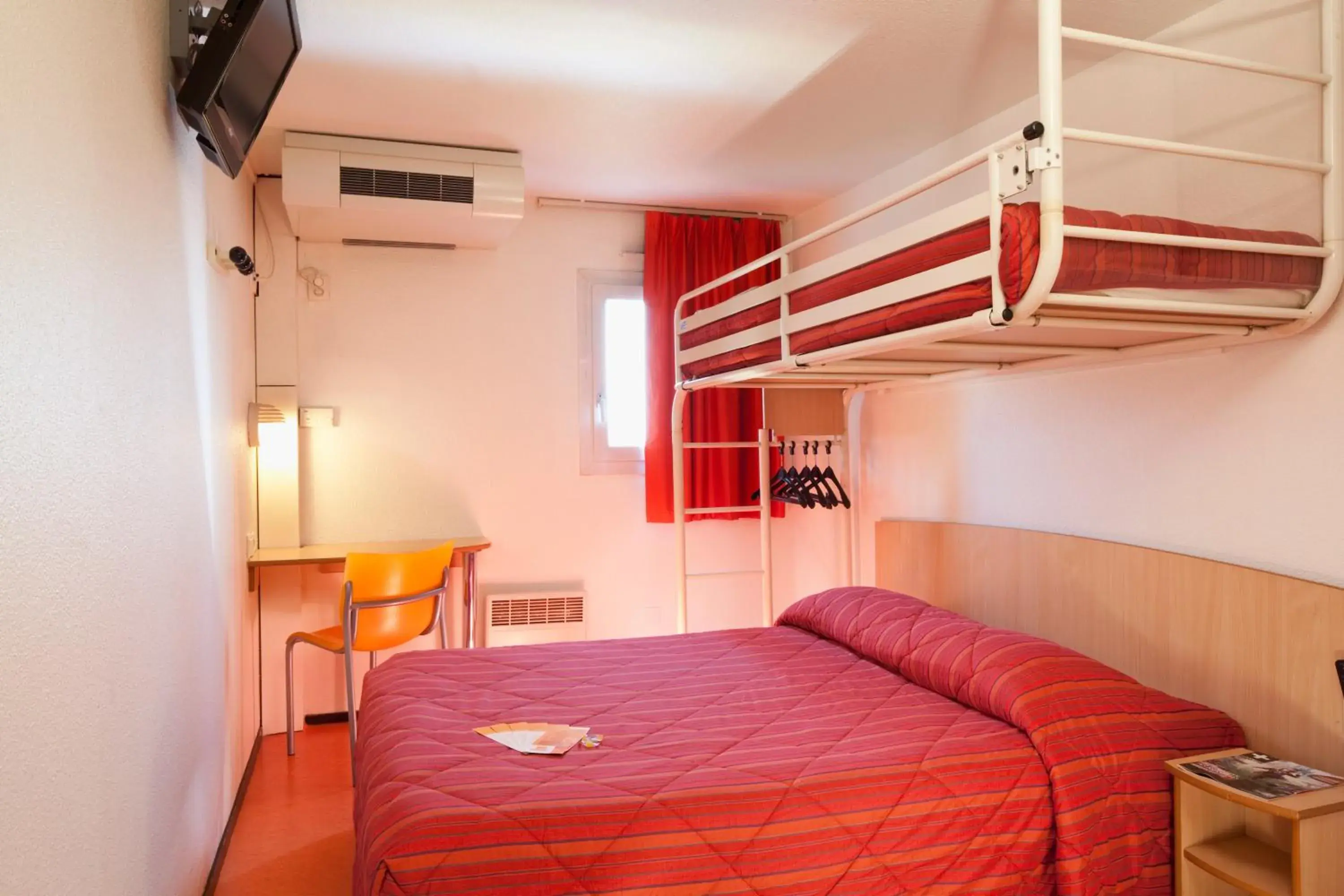 Photo of the whole room, Bunk Bed in Premiere Classe Le Blanc Mesnil