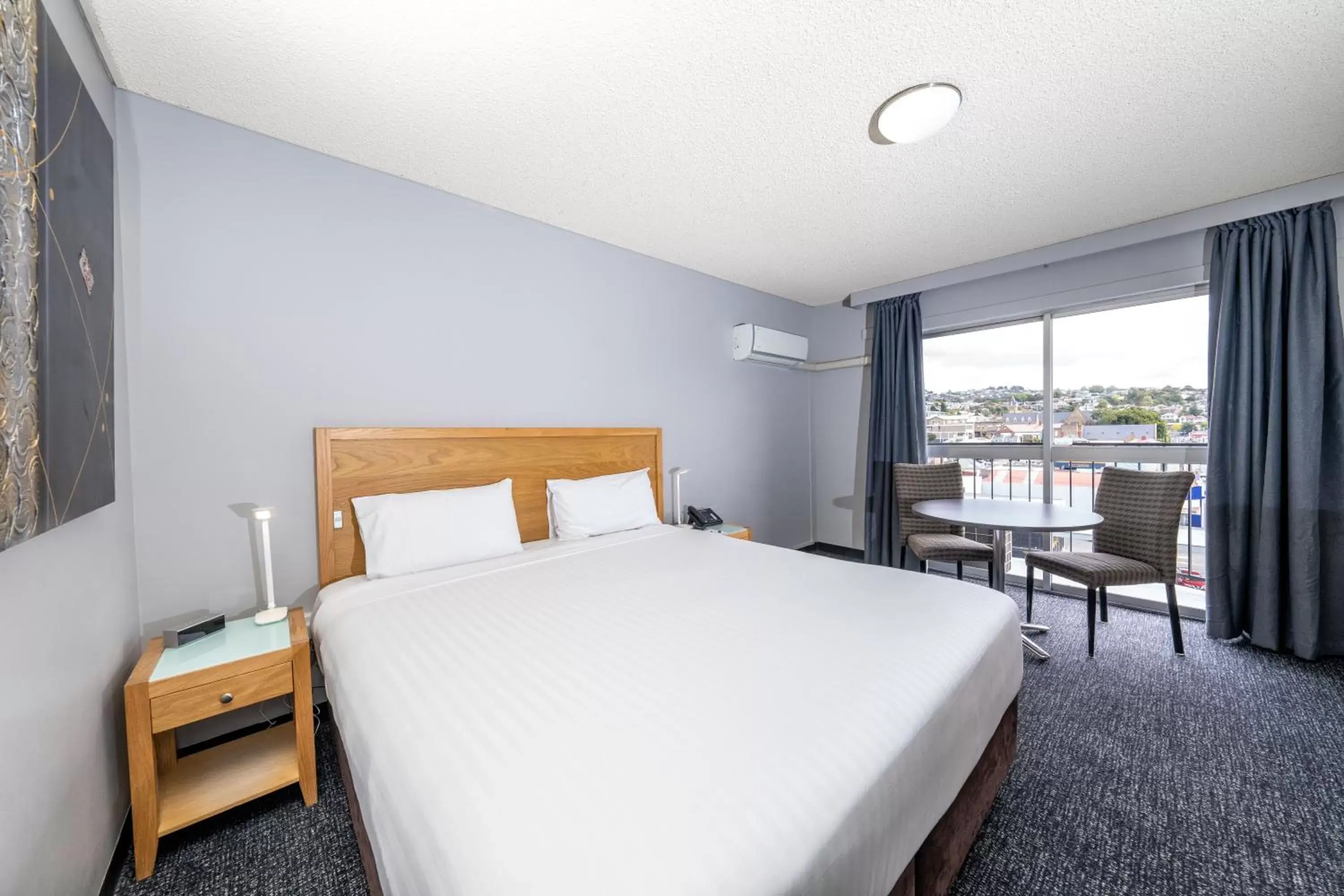 View (from property/room), Bed in Best Western Hobart