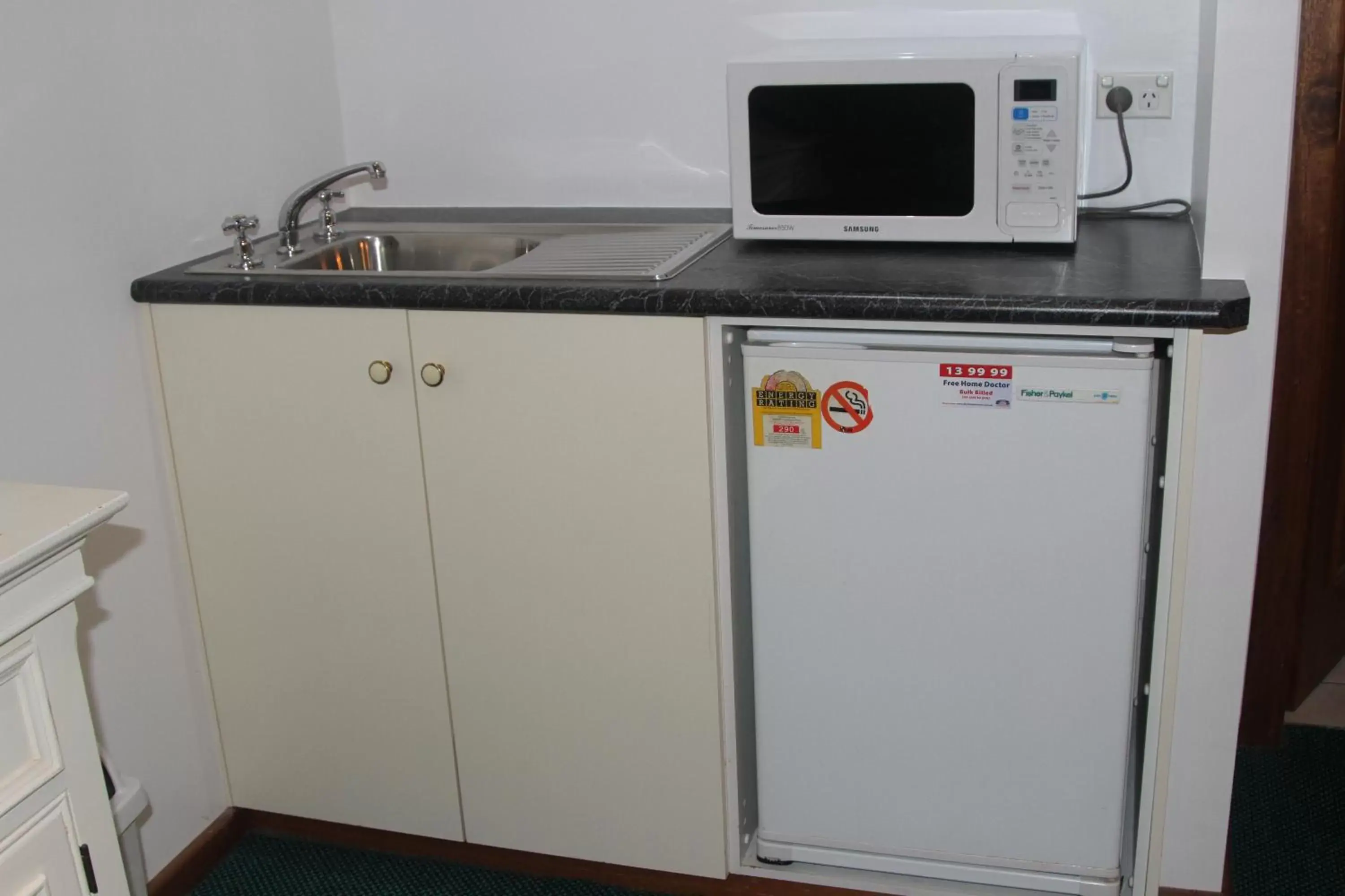 Kitchen or kitchenette, Kitchen/Kitchenette in Sleepy Hill Motor Inn