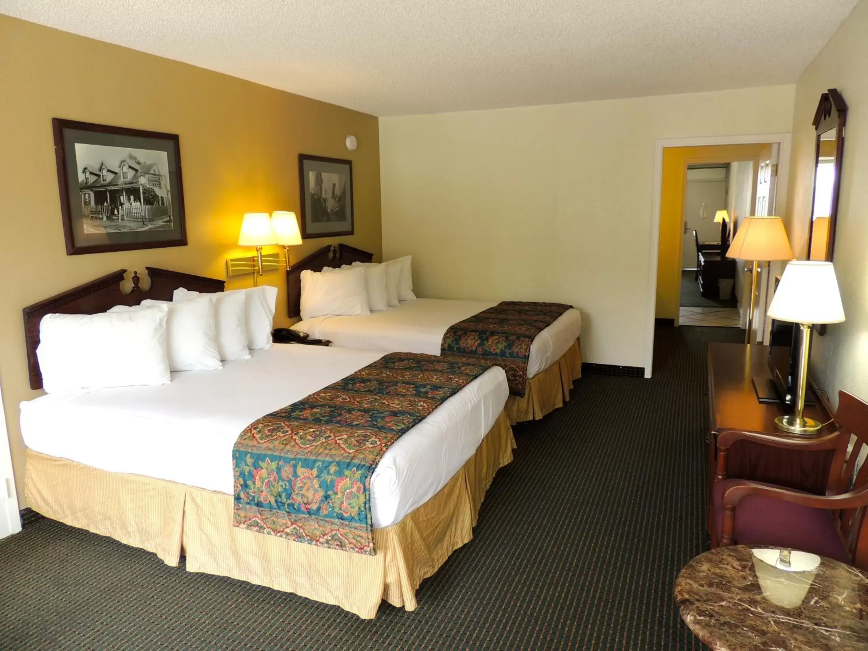 Photo of the whole room, Bed in Carmel Inn and Suites Thibodaux
