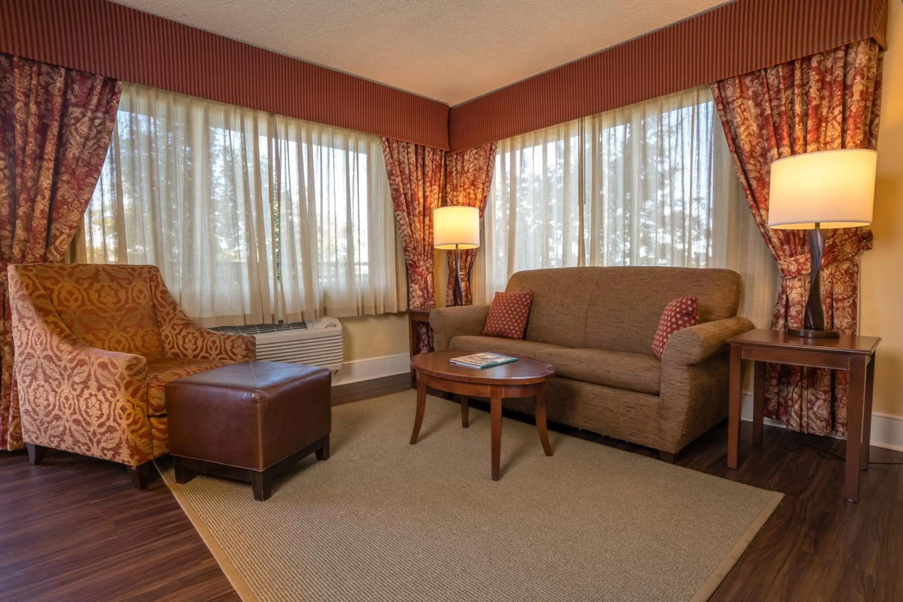 Living room, Seating Area in Park Lane Suites & Inn