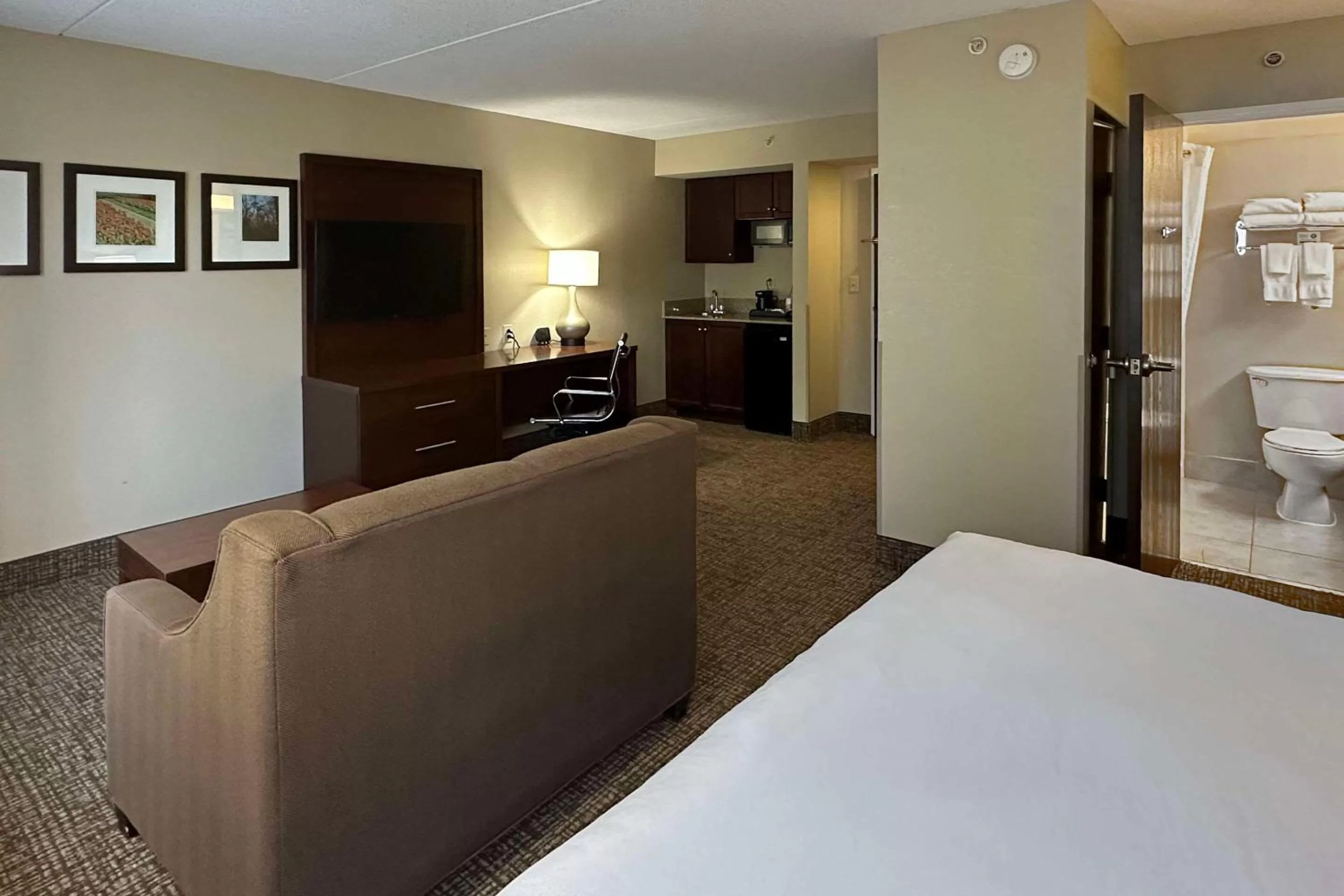 Bedroom, Bed in Comfort Suites Airport