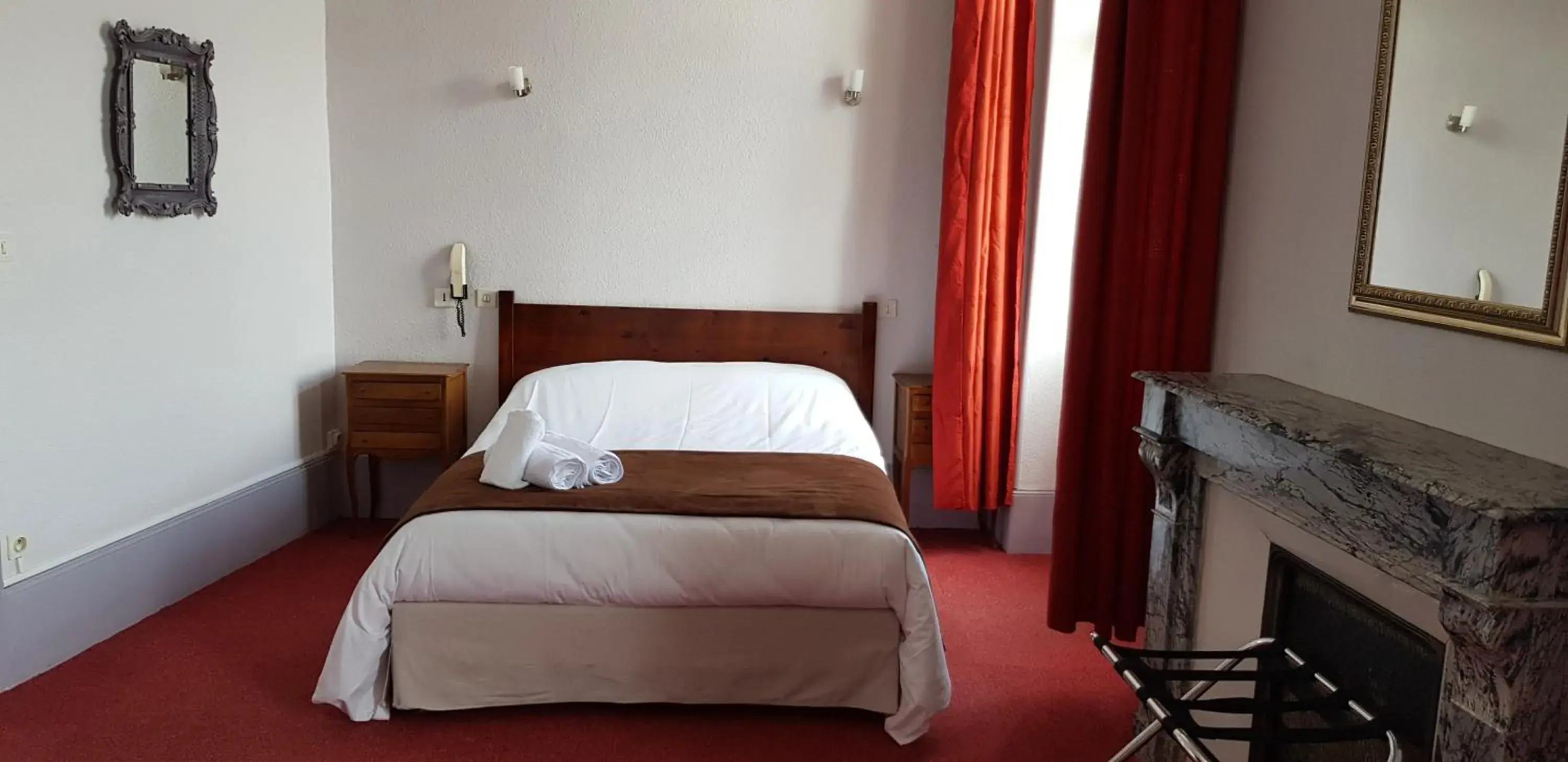 Bed in Logis Hotel le Prieur