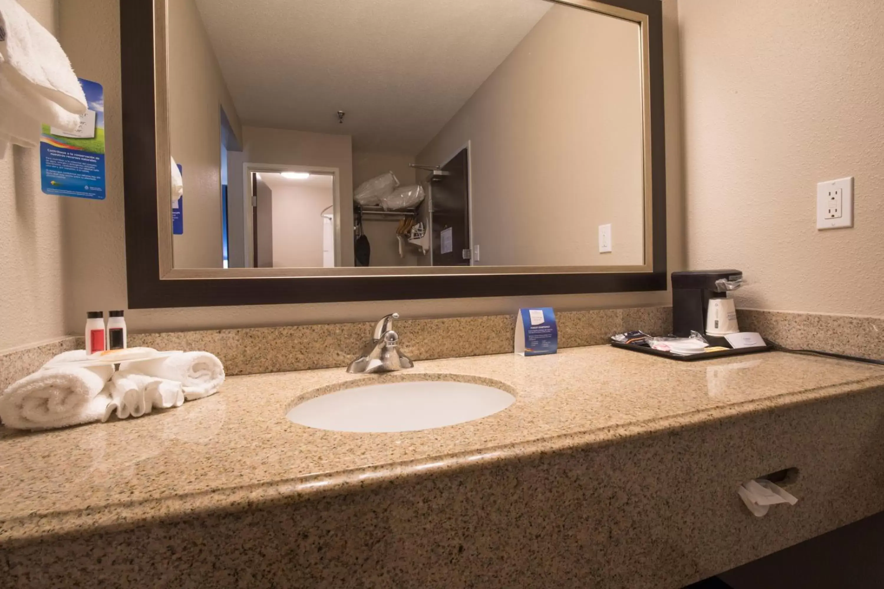 Bathroom in Baymont by Wyndham Detroit Airport/Romulus