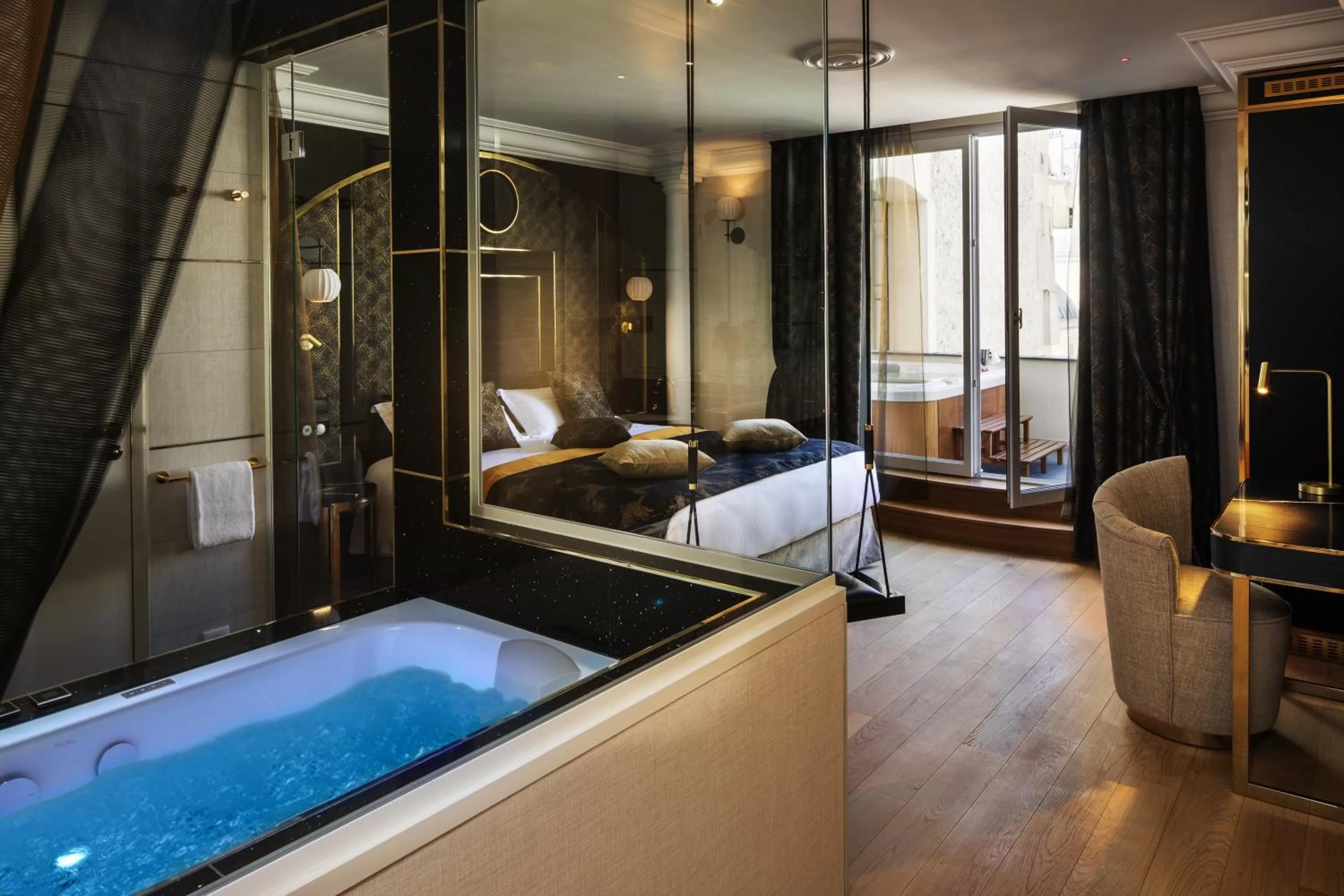 Bathroom, Bed in Paris j'Adore Hotel & Spa