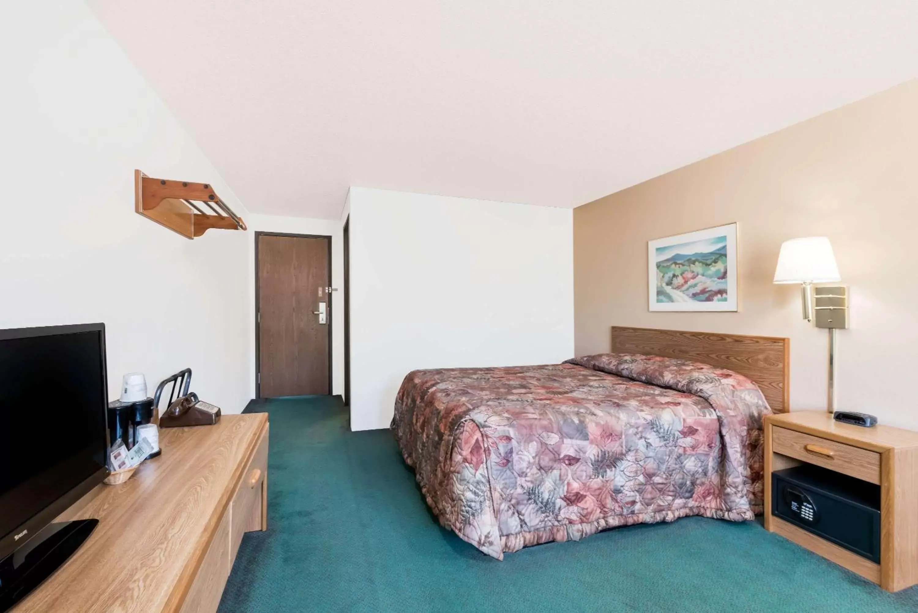 Photo of the whole room, Bed in Super 8 by Wyndham Belle Fourche SD