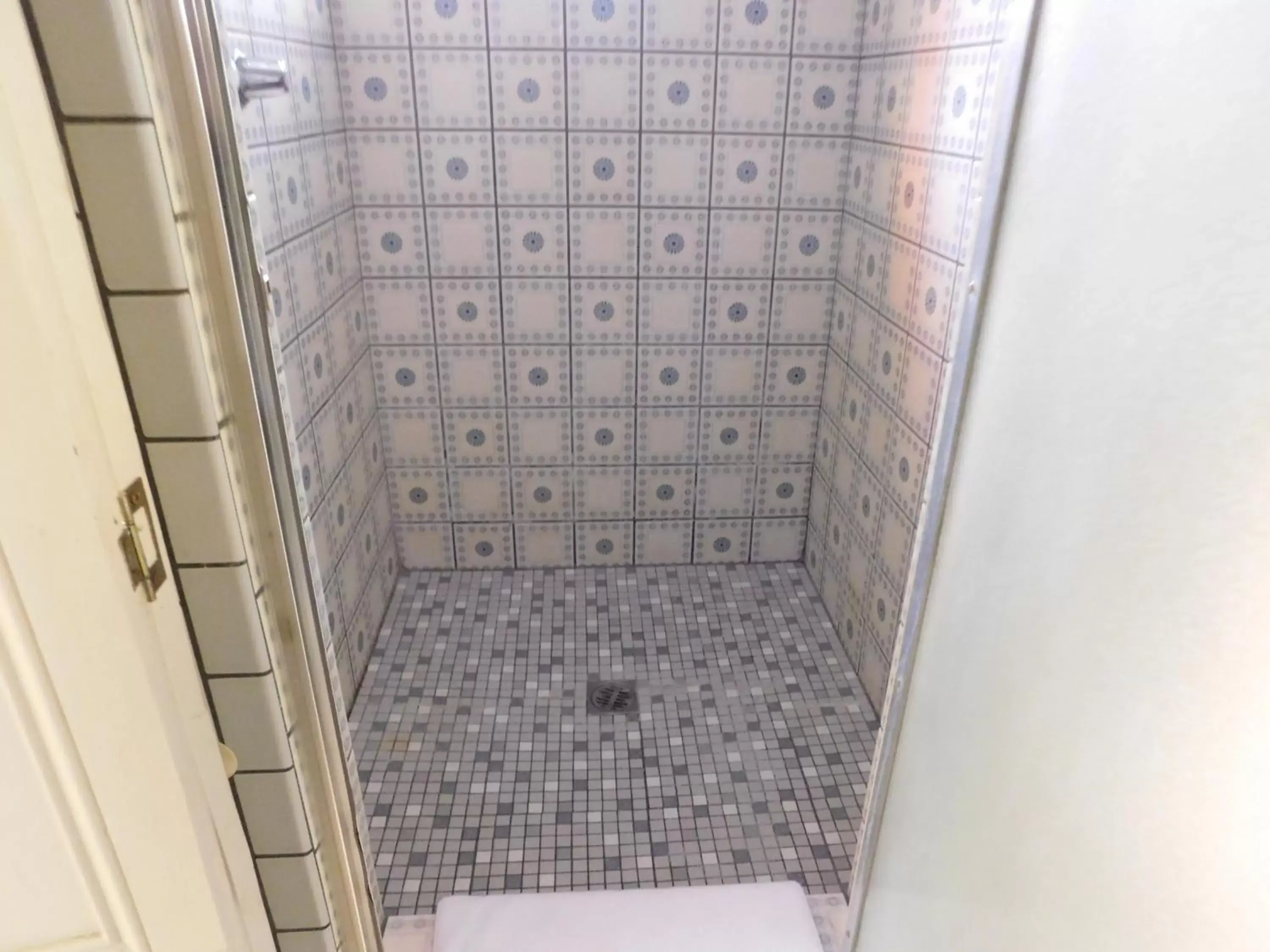 Shower, Bathroom in Cliff Crest Inn