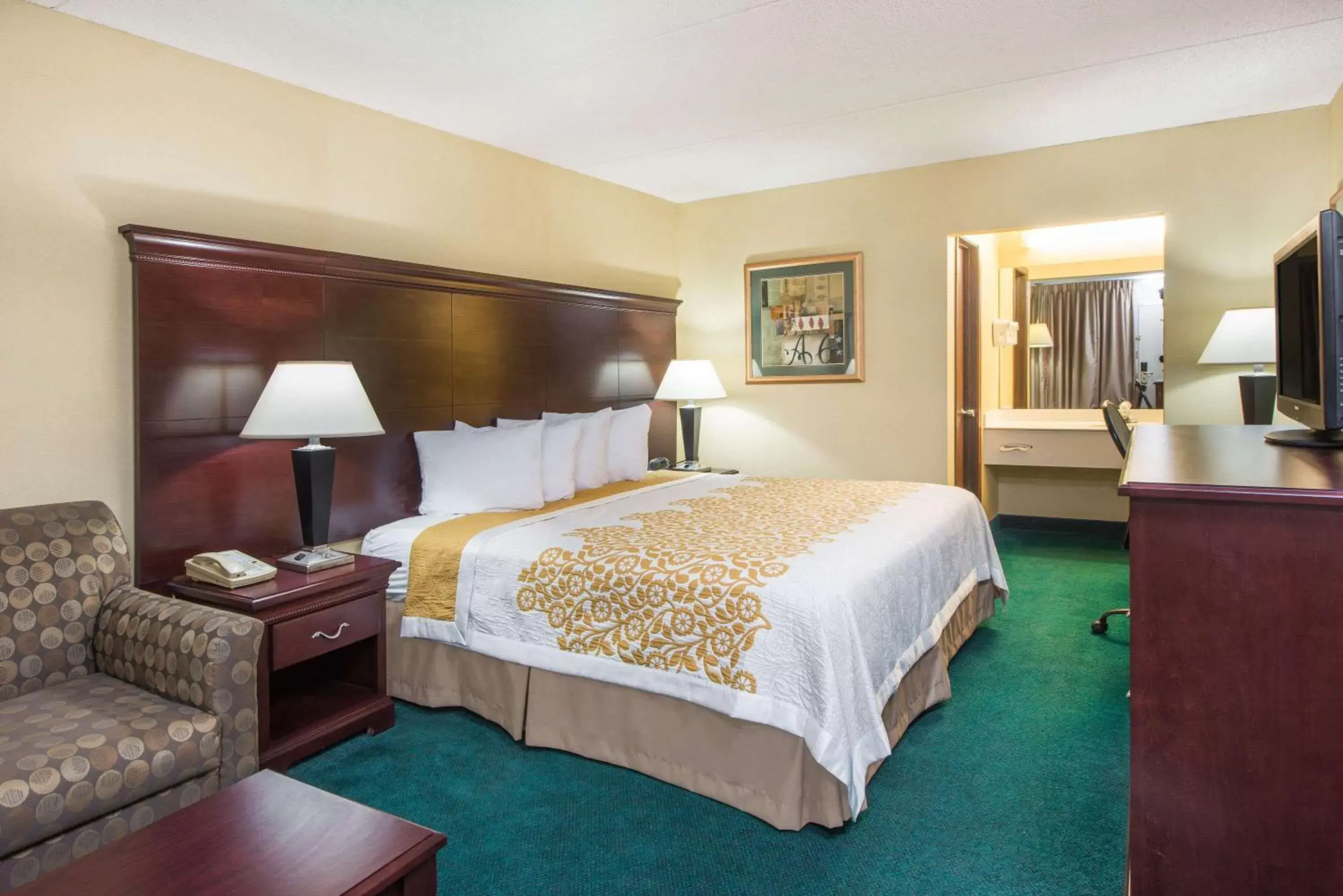 Photo of the whole room, Bed in Days Inn by Wyndham Paducah