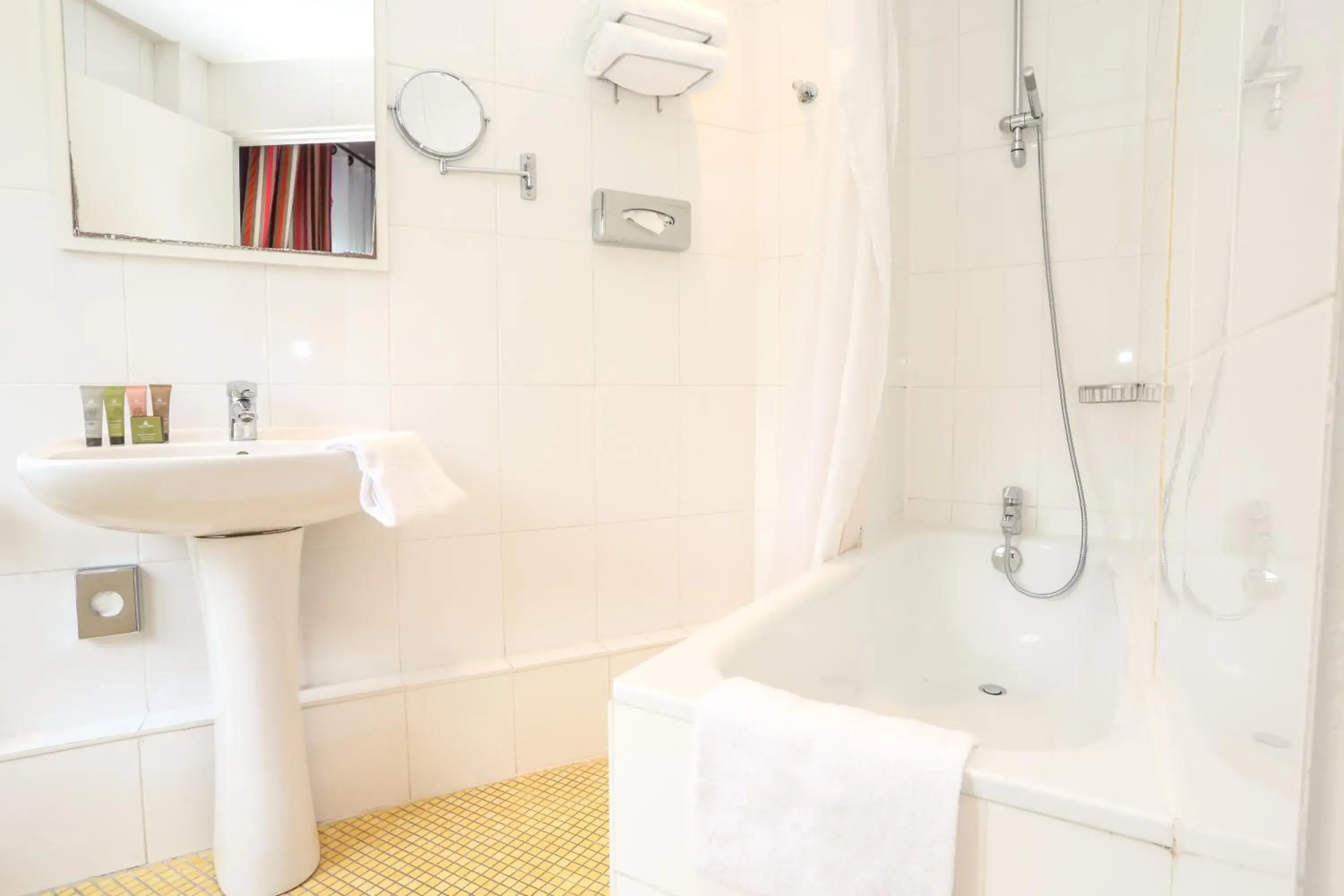 Bathroom in Avalon Hotel - Gare Du Nord Paris