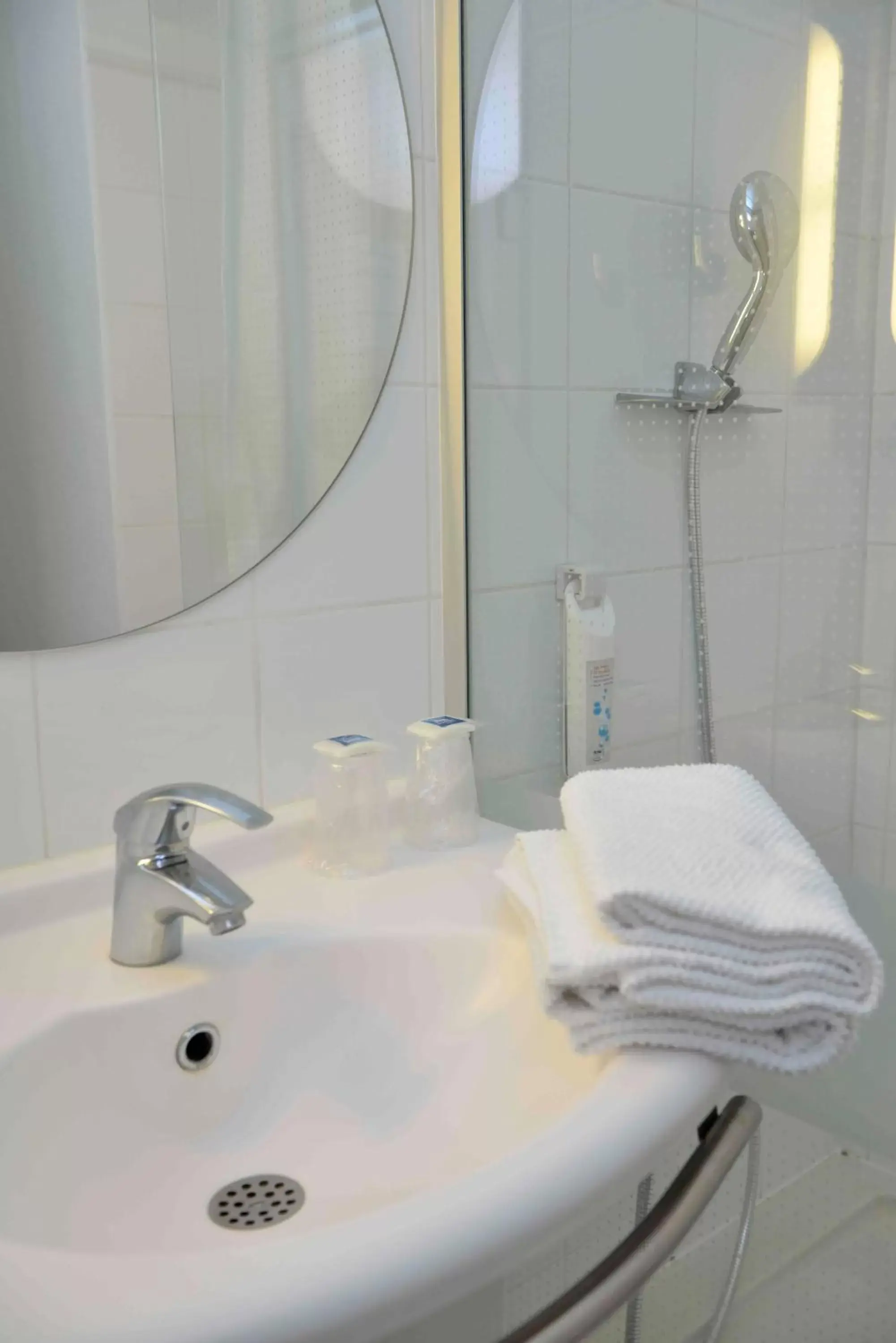 Bathroom in ibis budget Bordeaux Lac