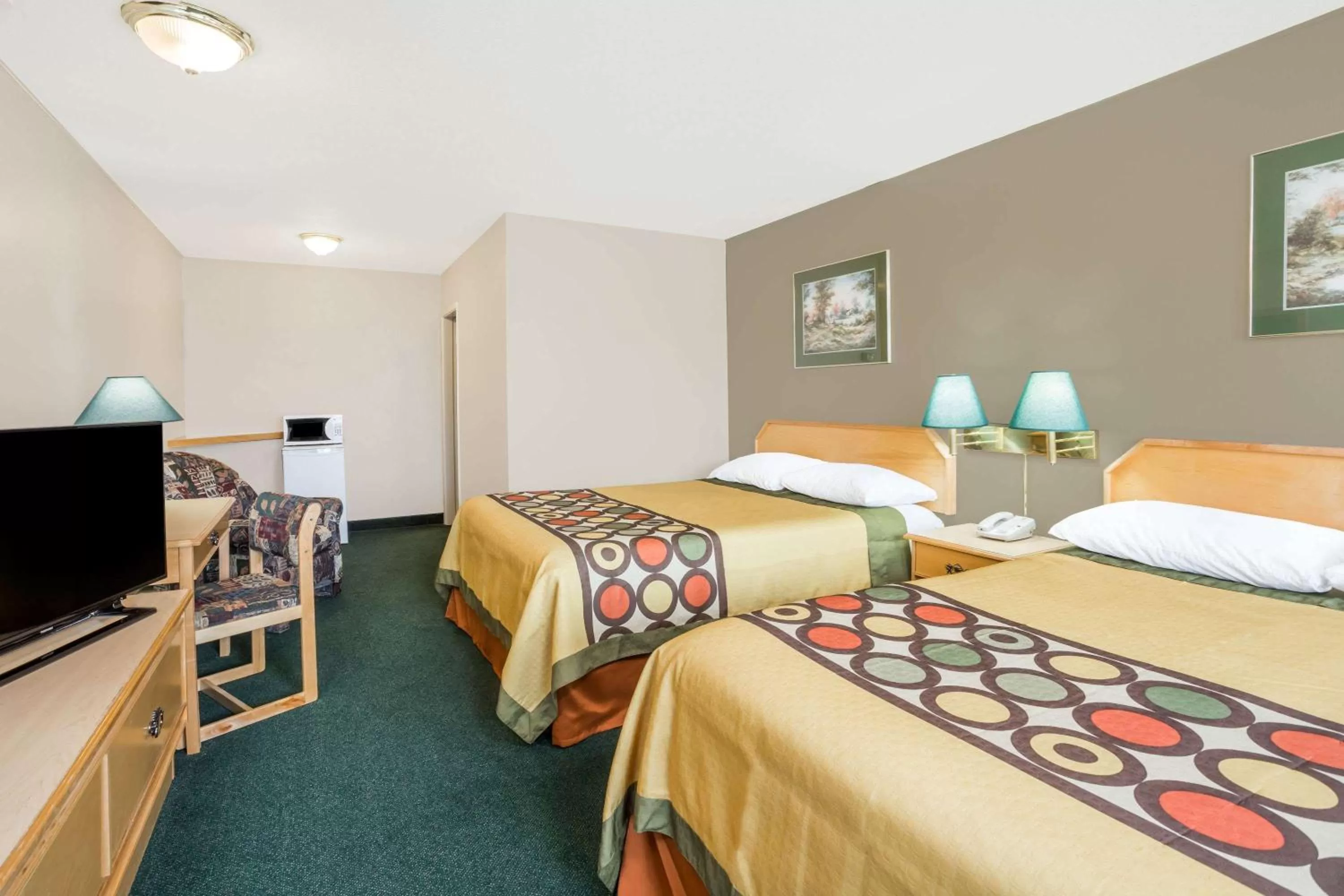 Photo of the whole room, Bed in Super 8 by Wyndham Quesnel BC