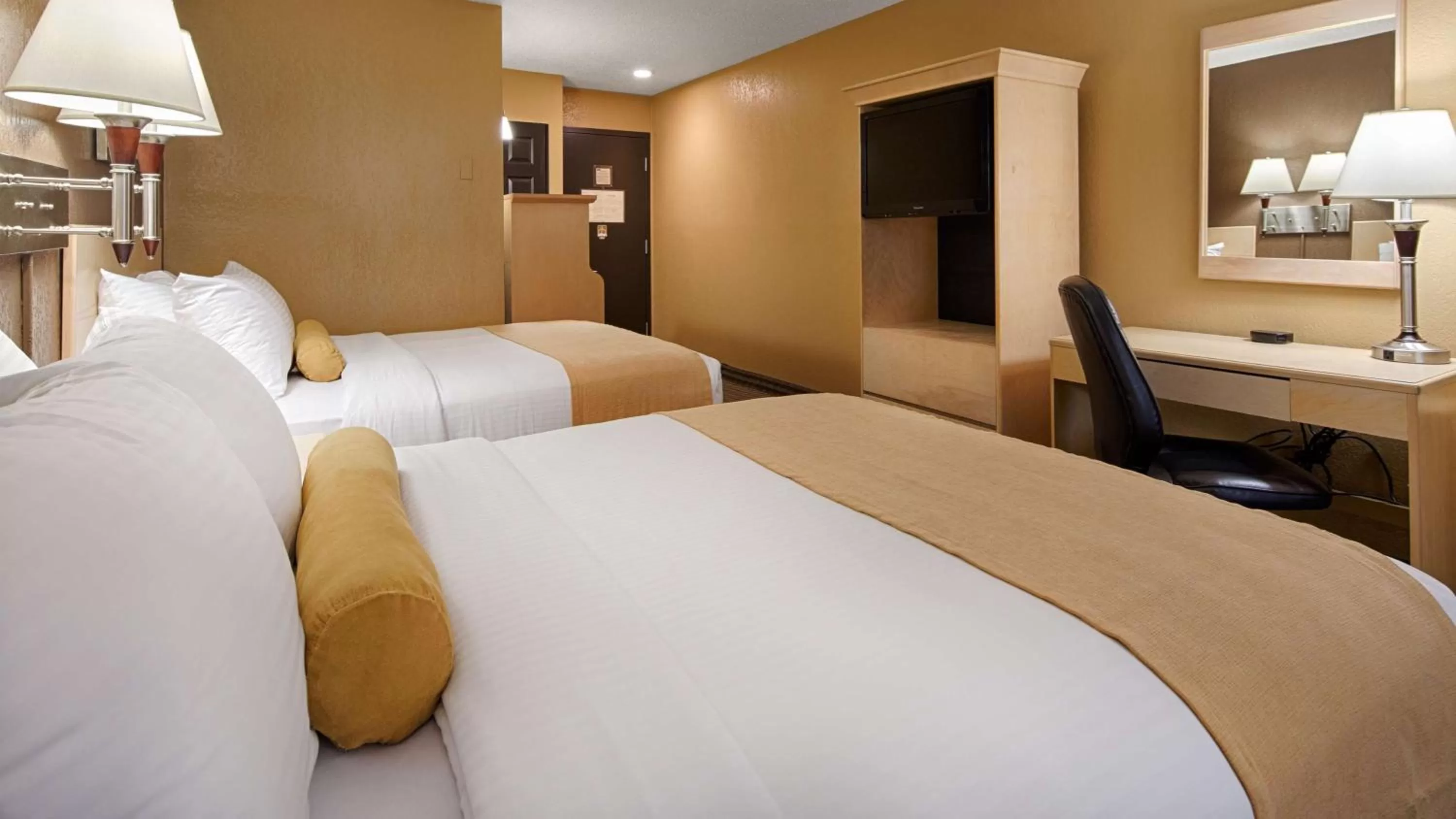 Photo of the whole room, Bed in Seven Oaks Hotel Regina