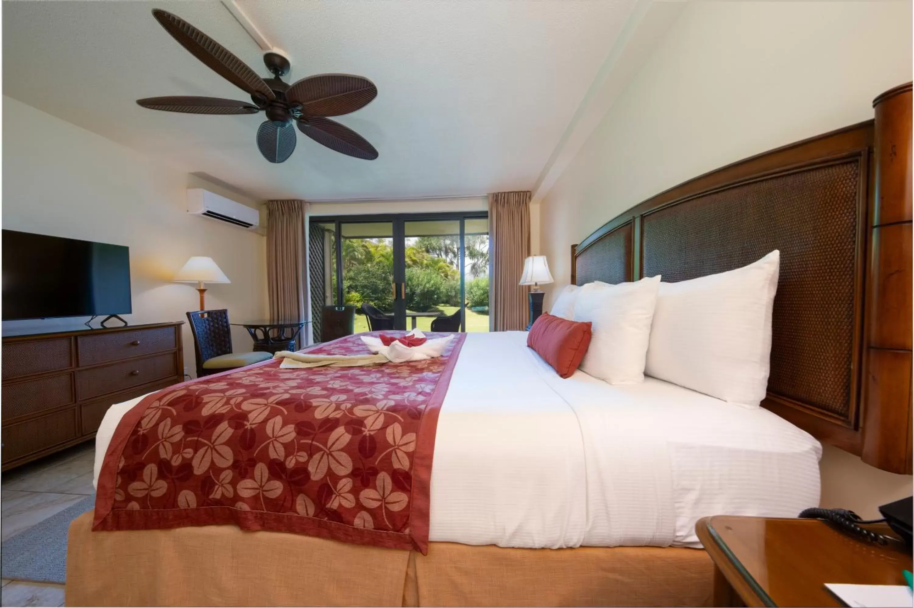 Bedroom, Bed in Hanalei Bay Resort