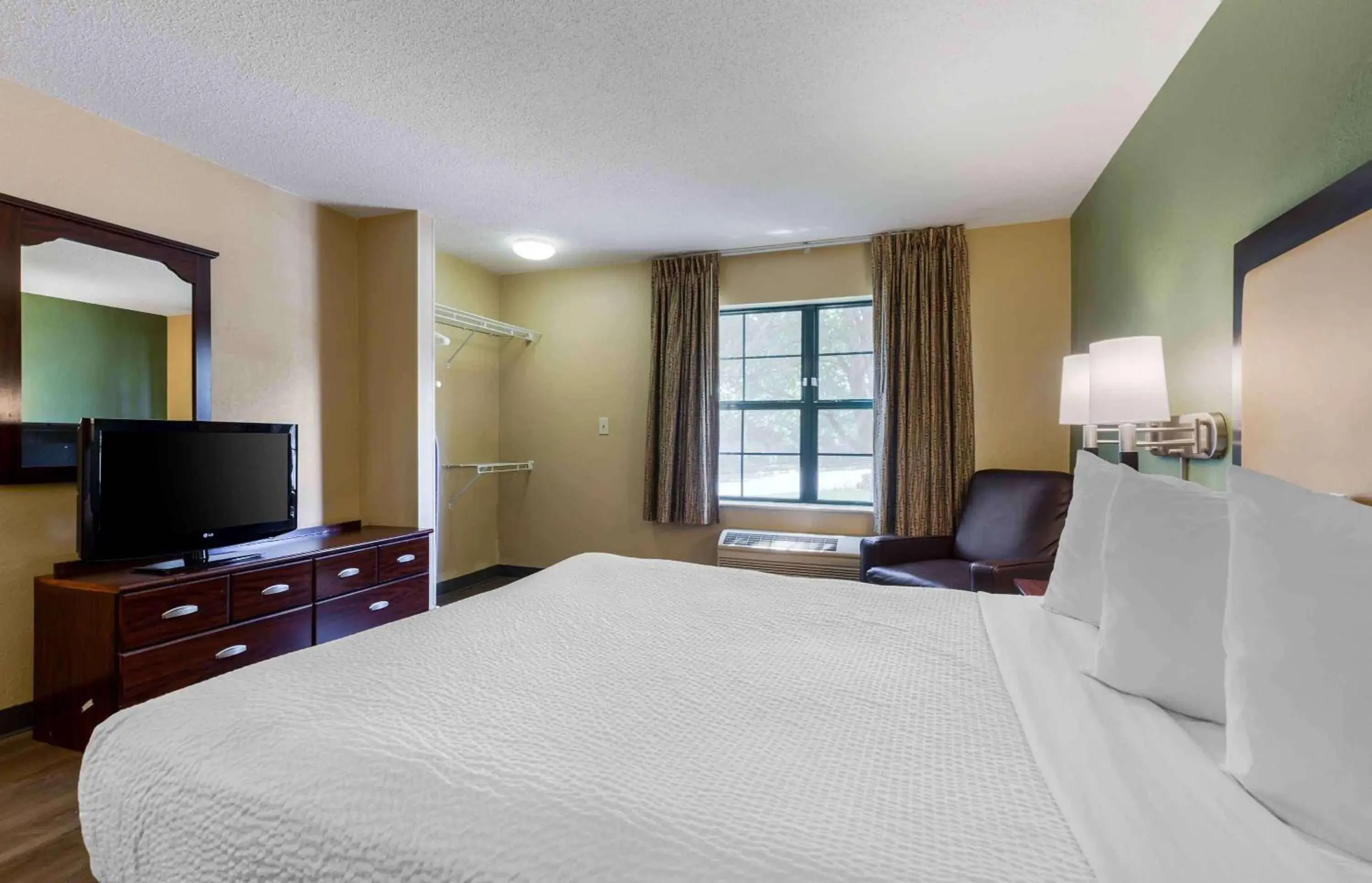 Bedroom, TV/Entertainment Center in Extended Stay America Suites - Washington, DC - Sterling