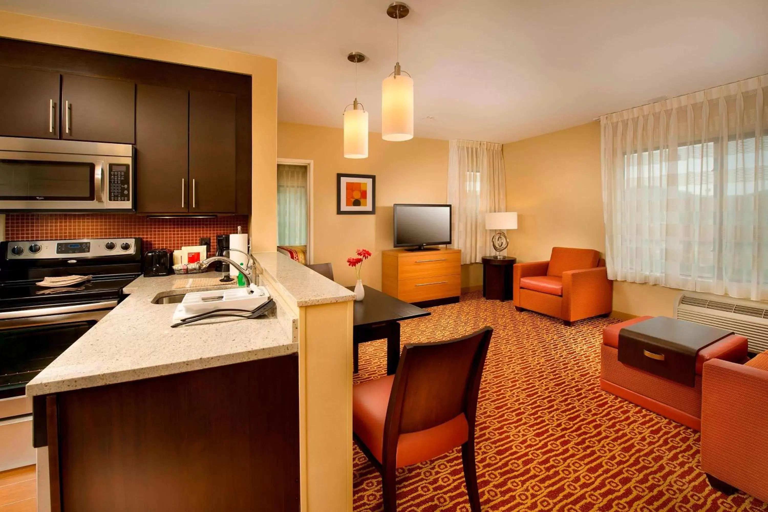 Living room, Kitchen/Kitchenette in TownePlace Suites Bridgeport Clarksburg