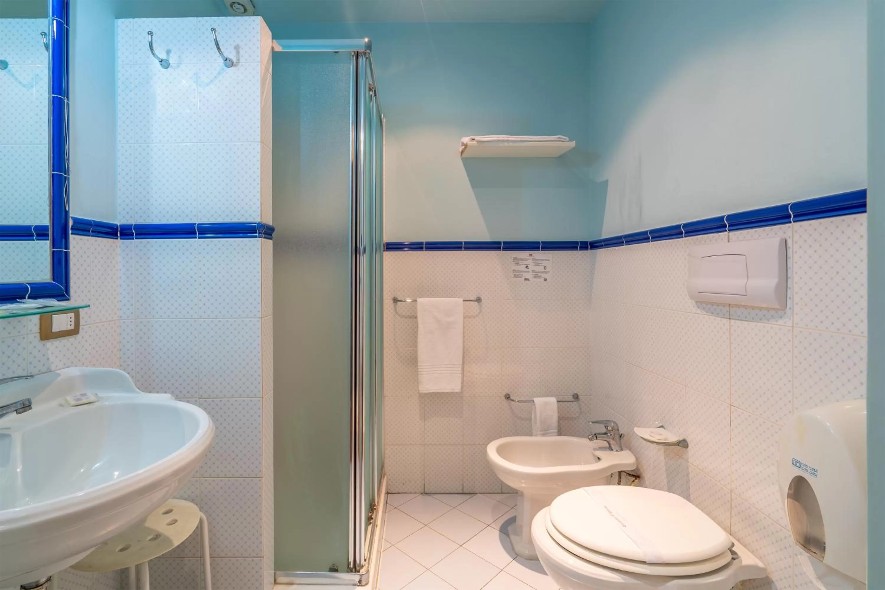 Shower in Hotel Mediterraneo