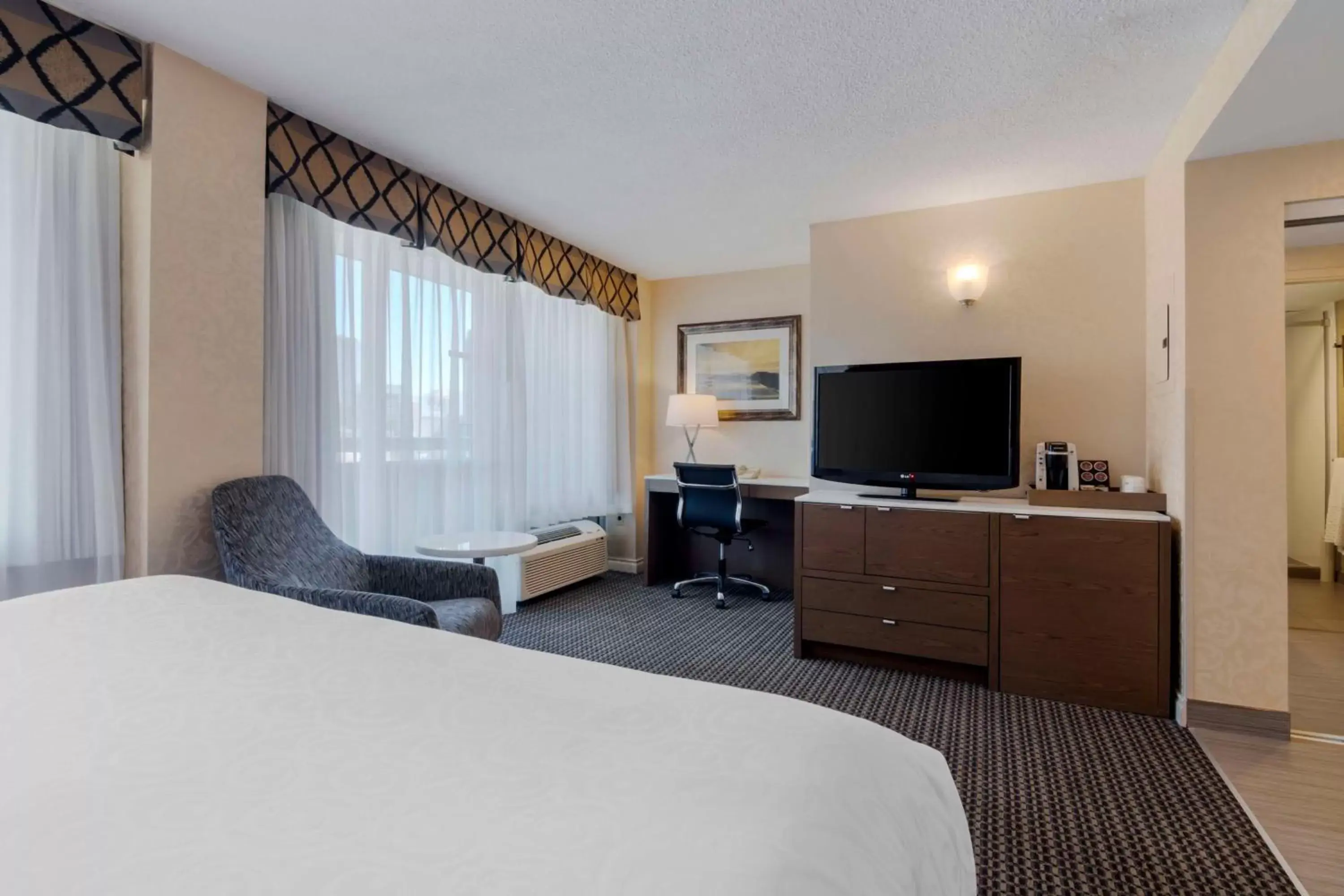 Bedroom, TV/Entertainment Center in Best Western Premier Chateau Granville Hotel & Suites & Conference Centre