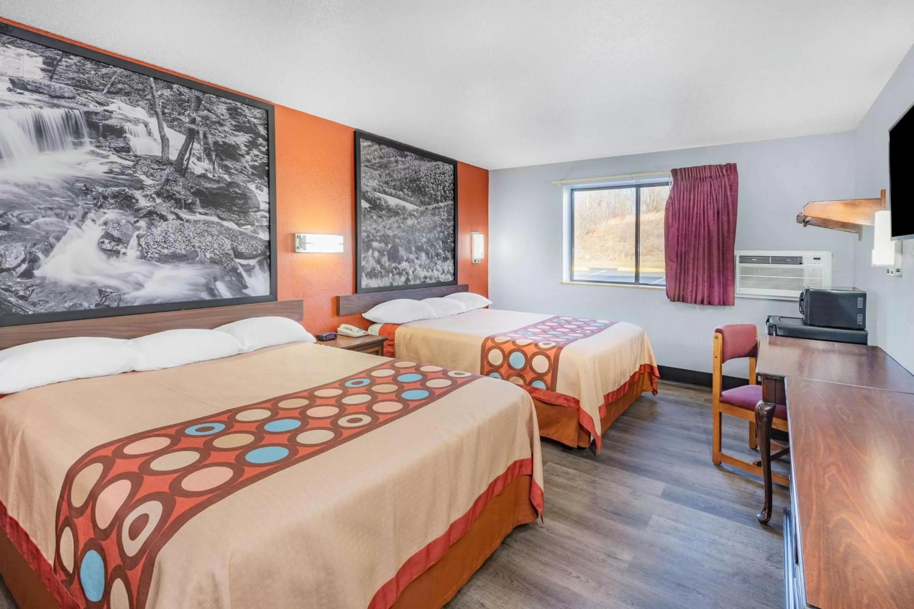 Photo of the whole room, Bed in Super 8 by Wyndham Waynesburg