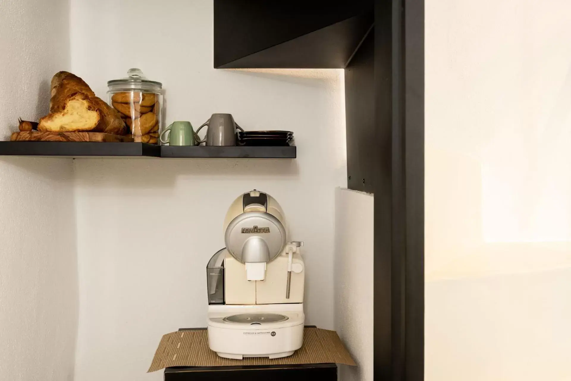 Coffee/tea facilities, TV/Entertainment Center in La casa del calzolaio