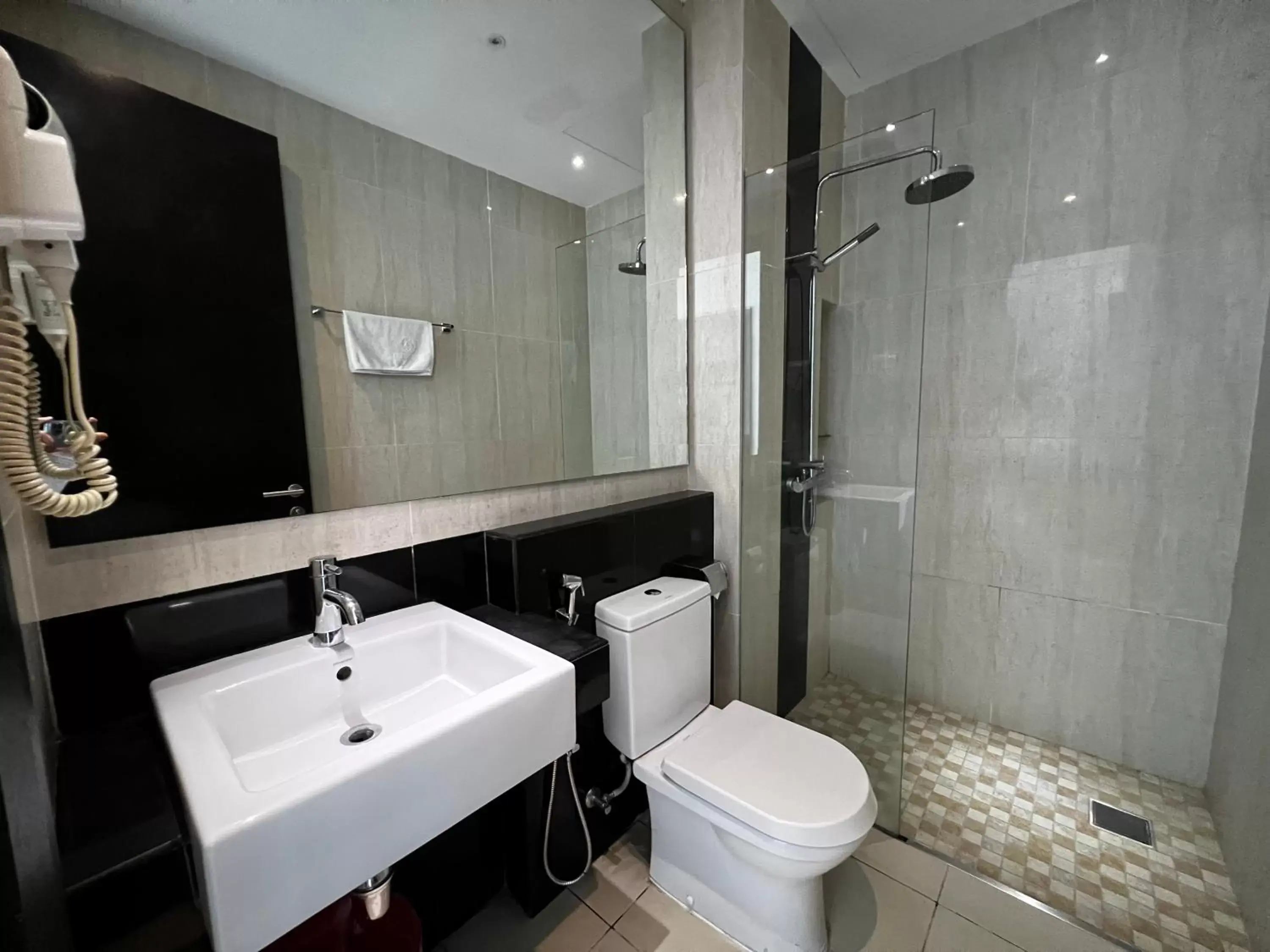 Shower, Bathroom in MIO BOUTIQUE Hotel