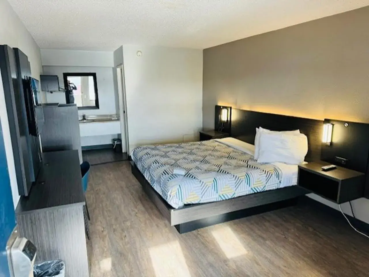 Bedroom in Motel 6-Cedar Rapids, IA Bedroom in Motel 6-Cedar Rapids, IA