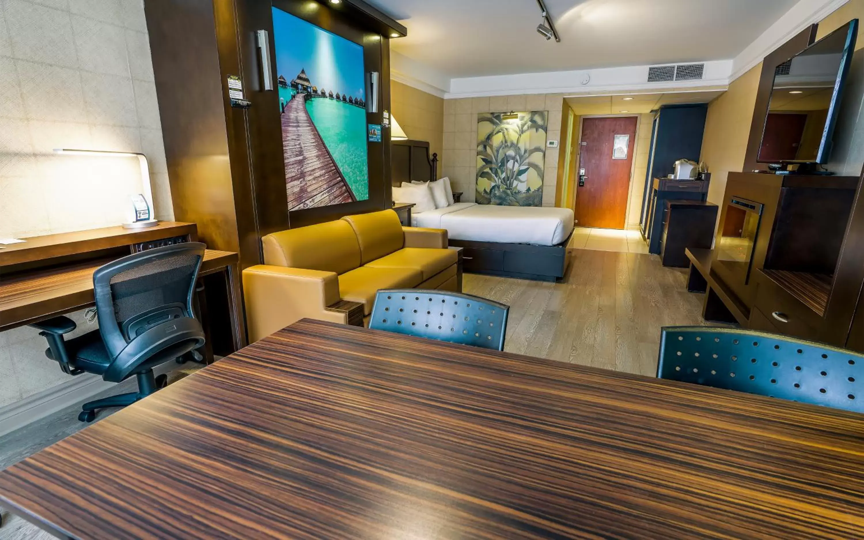 Bed in L'Hôtel Québec par JARO Bed in L'Hôtel Québec par JARO