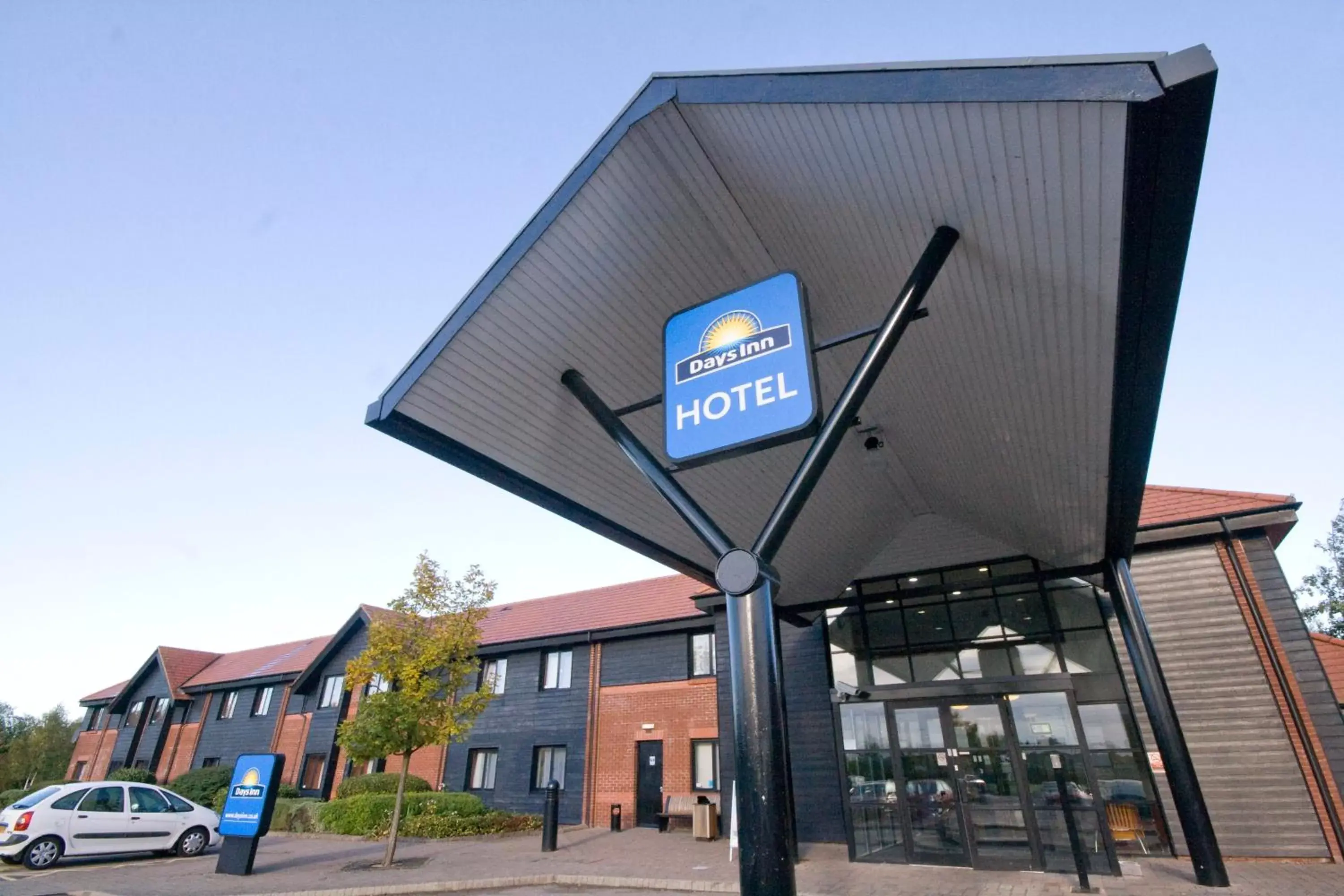 Facade/entrance, Property Building in Days Inn Stevenage North