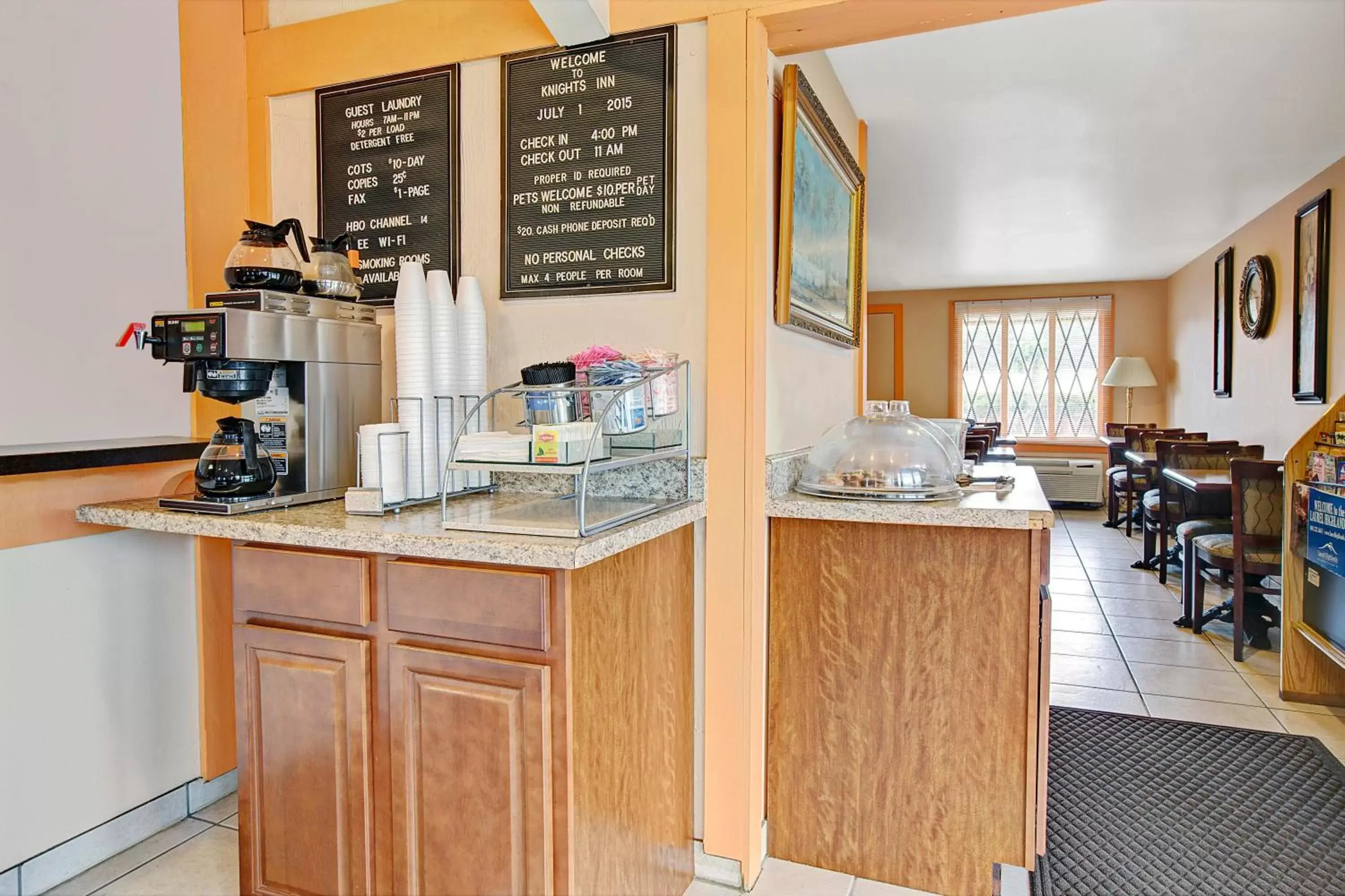 Coffee/tea facilities, Kitchen/Kitchenette in Knights Inn Greensburg