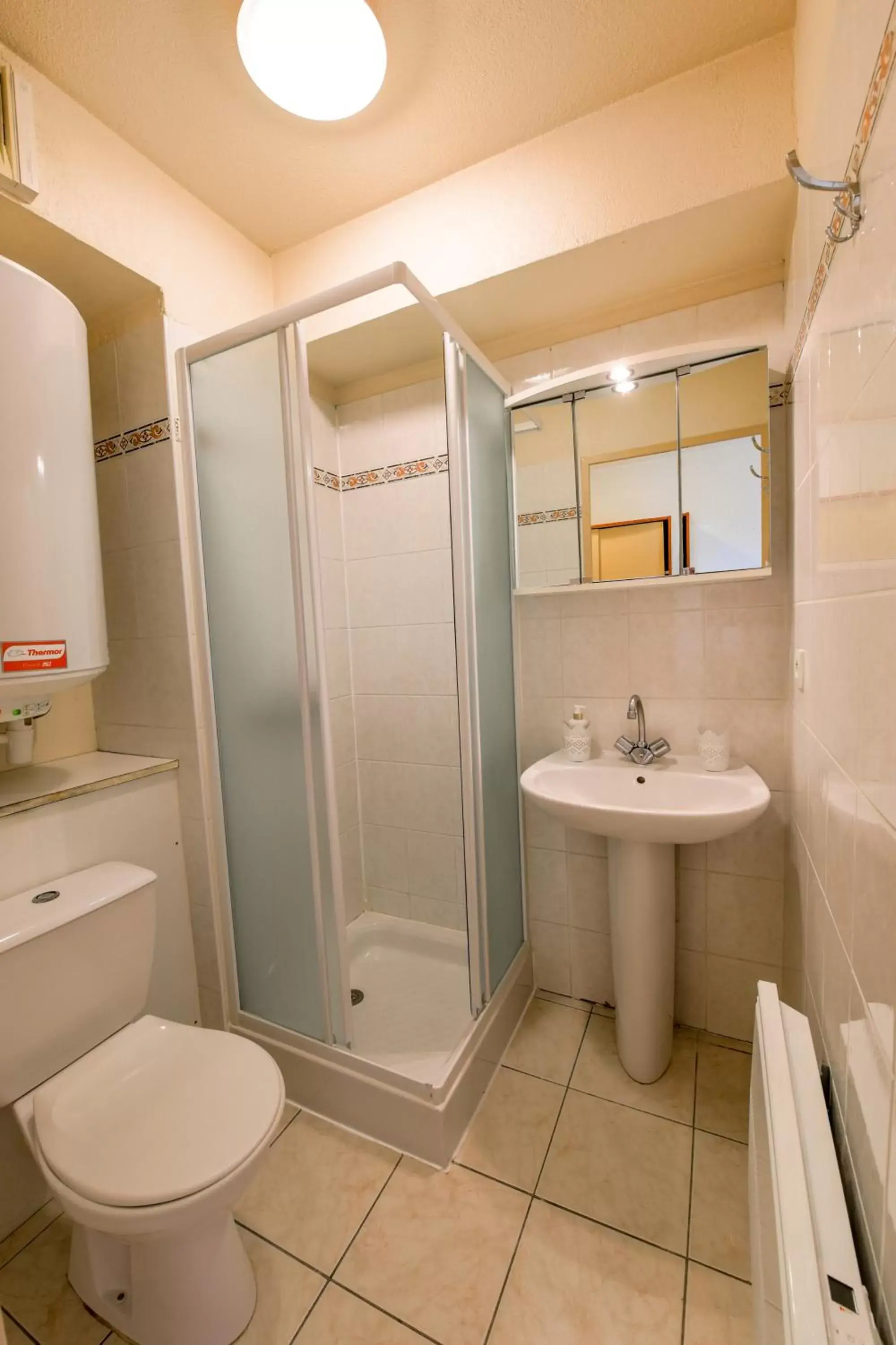 Shower, Bathroom in Résidence Columba - Apparts meublés Agen Sud