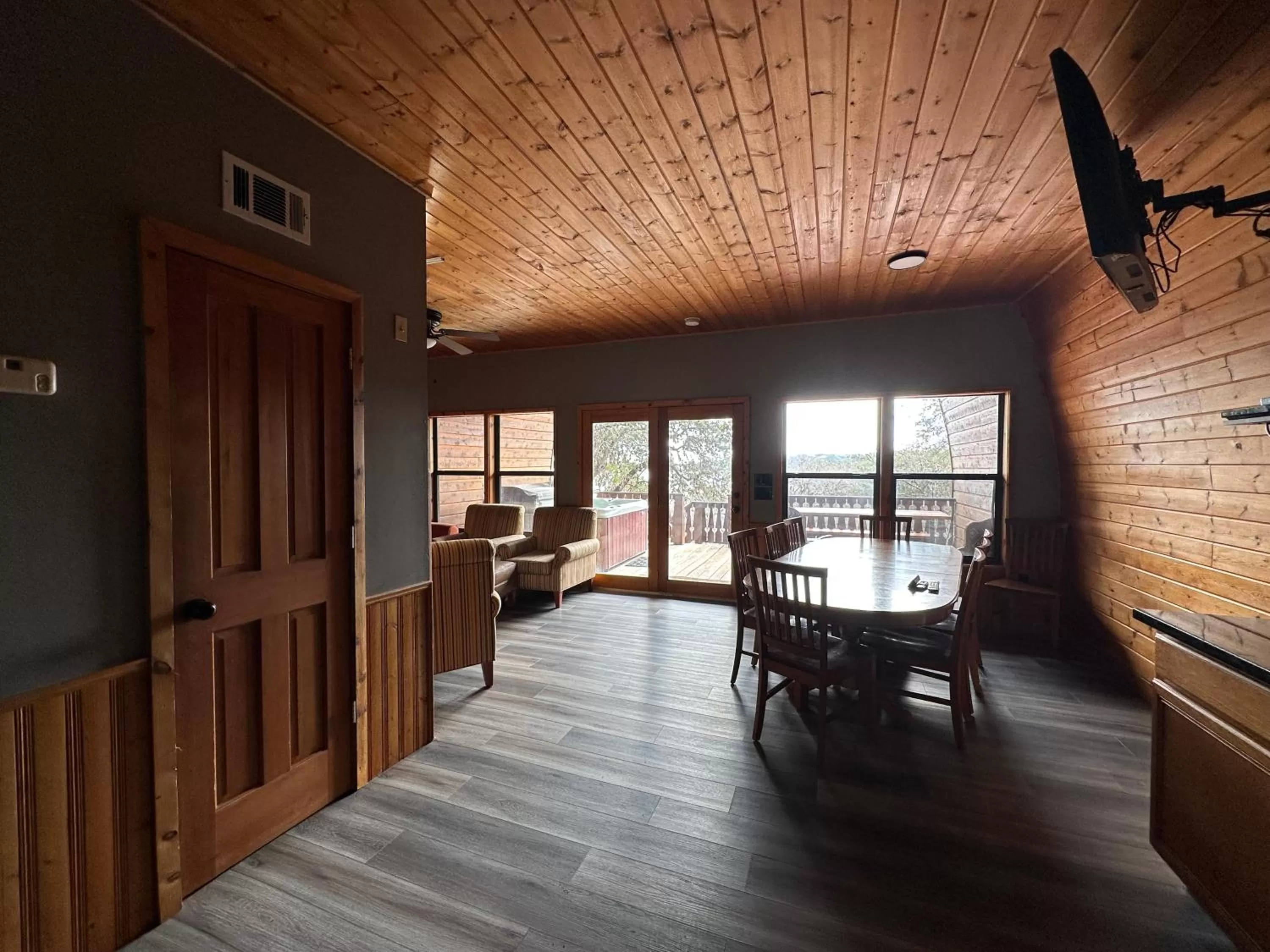 Dining Area in Canyon Lakeview Resort