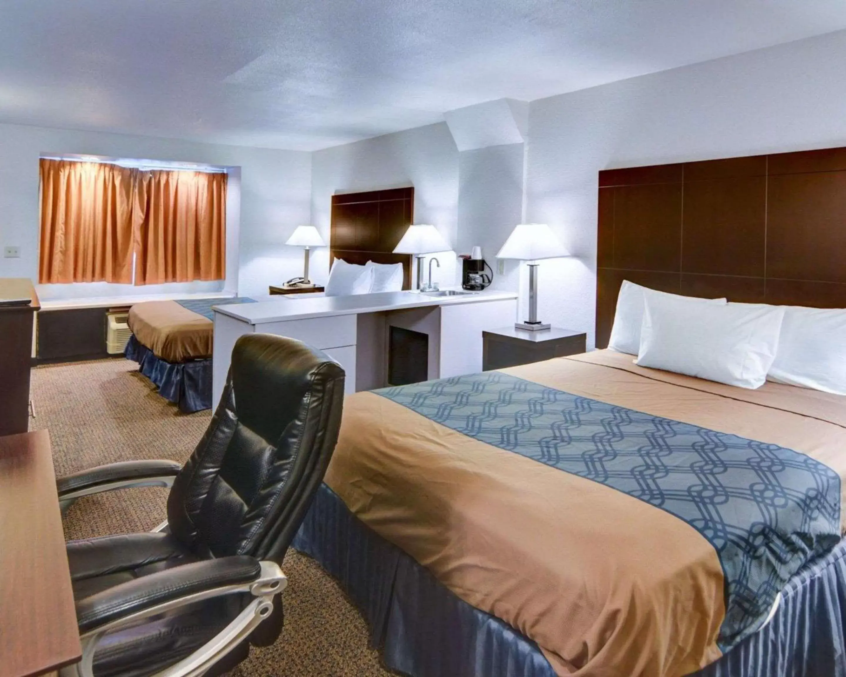 Photo of the whole room, Bed in Rodeway Inn & Suites Lewisville I-35