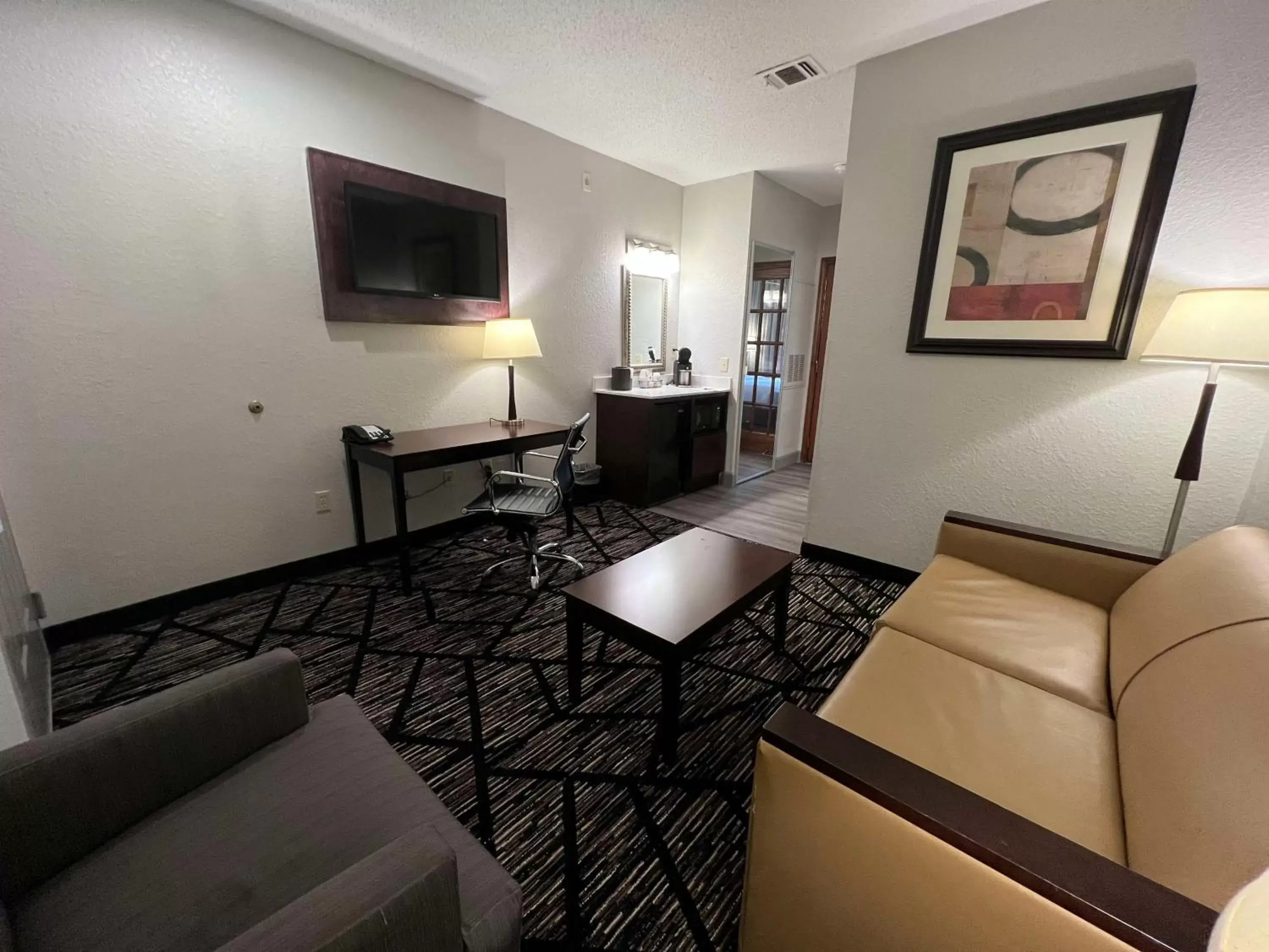 Bedroom, Seating Area in Best Western PLUS Hobby Airport Inn and Suites