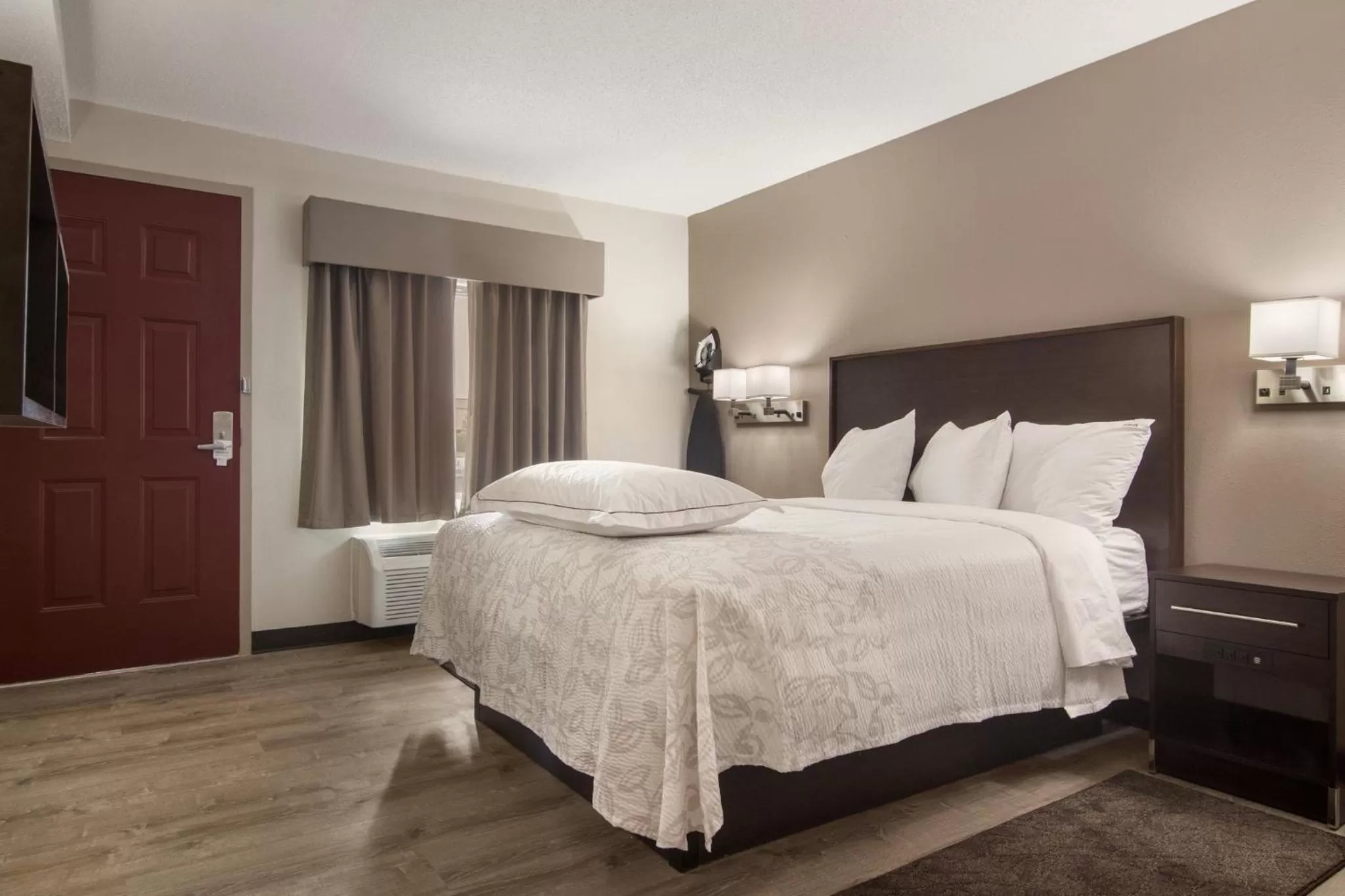 Photo of the whole room, Bed in Red Roof Inn PLUS & Suites Erie