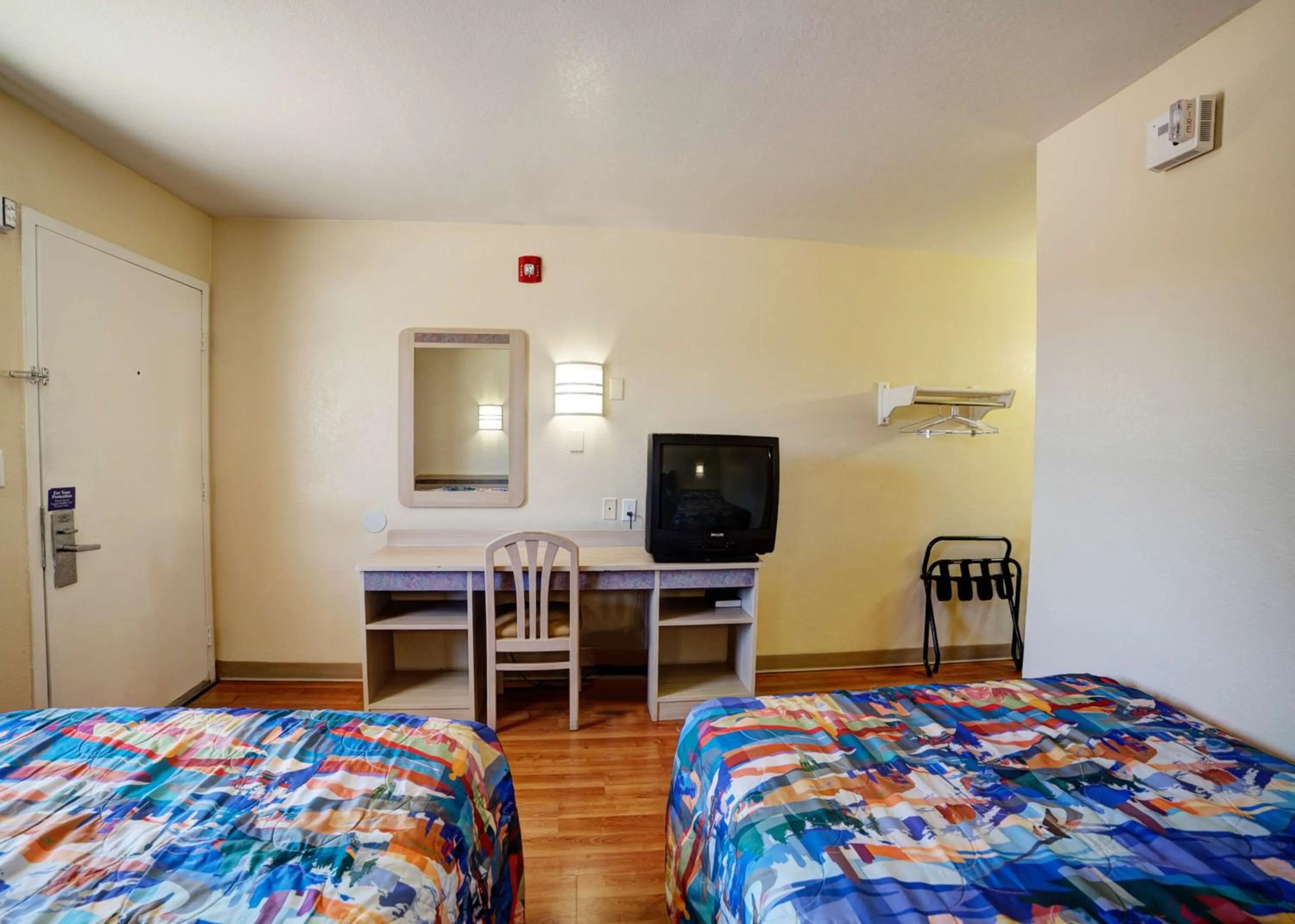 Photo of the whole room, Bed in Super 7 Inn