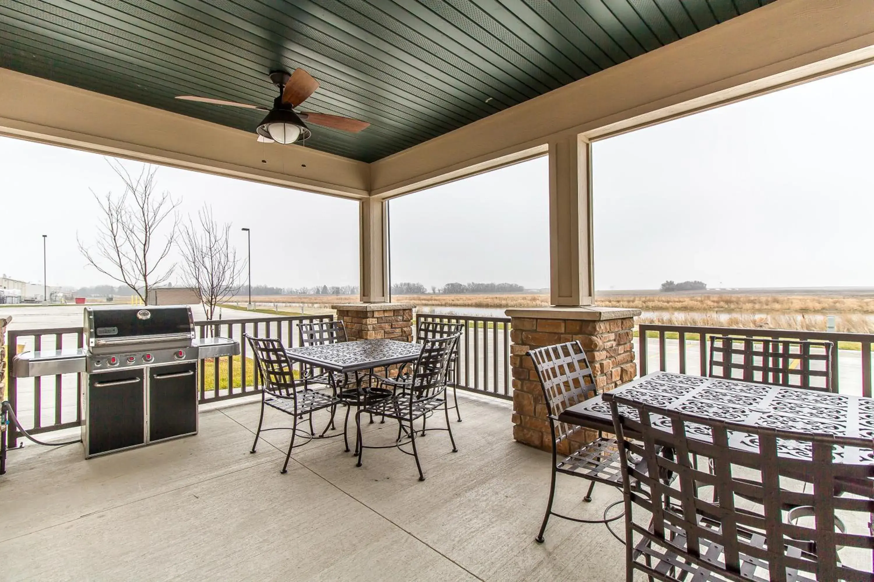 Patio, Restaurant/Places to Eat in MainStay Suites Stanley