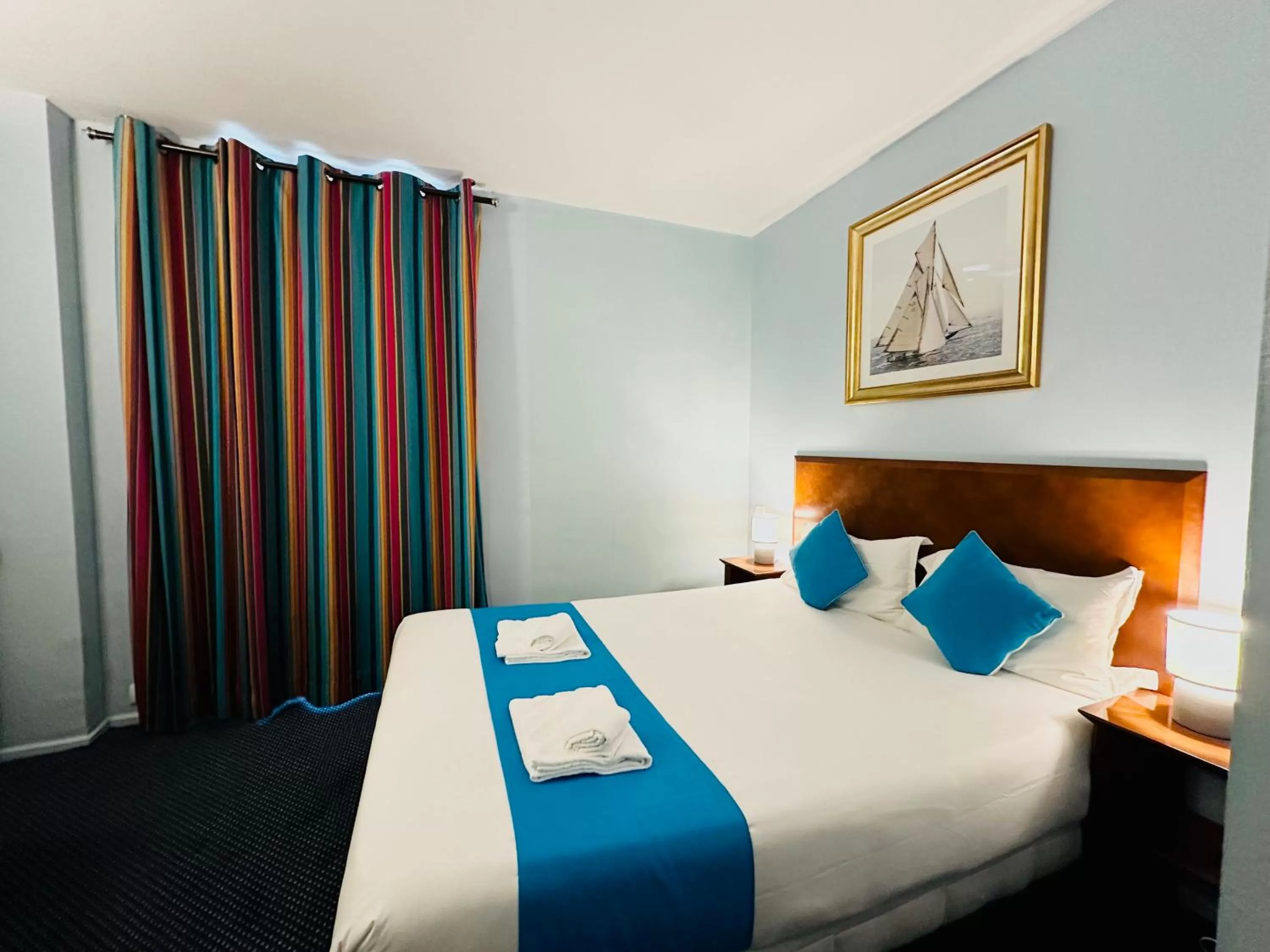 Bed in Hotel Bellevue Montmartre