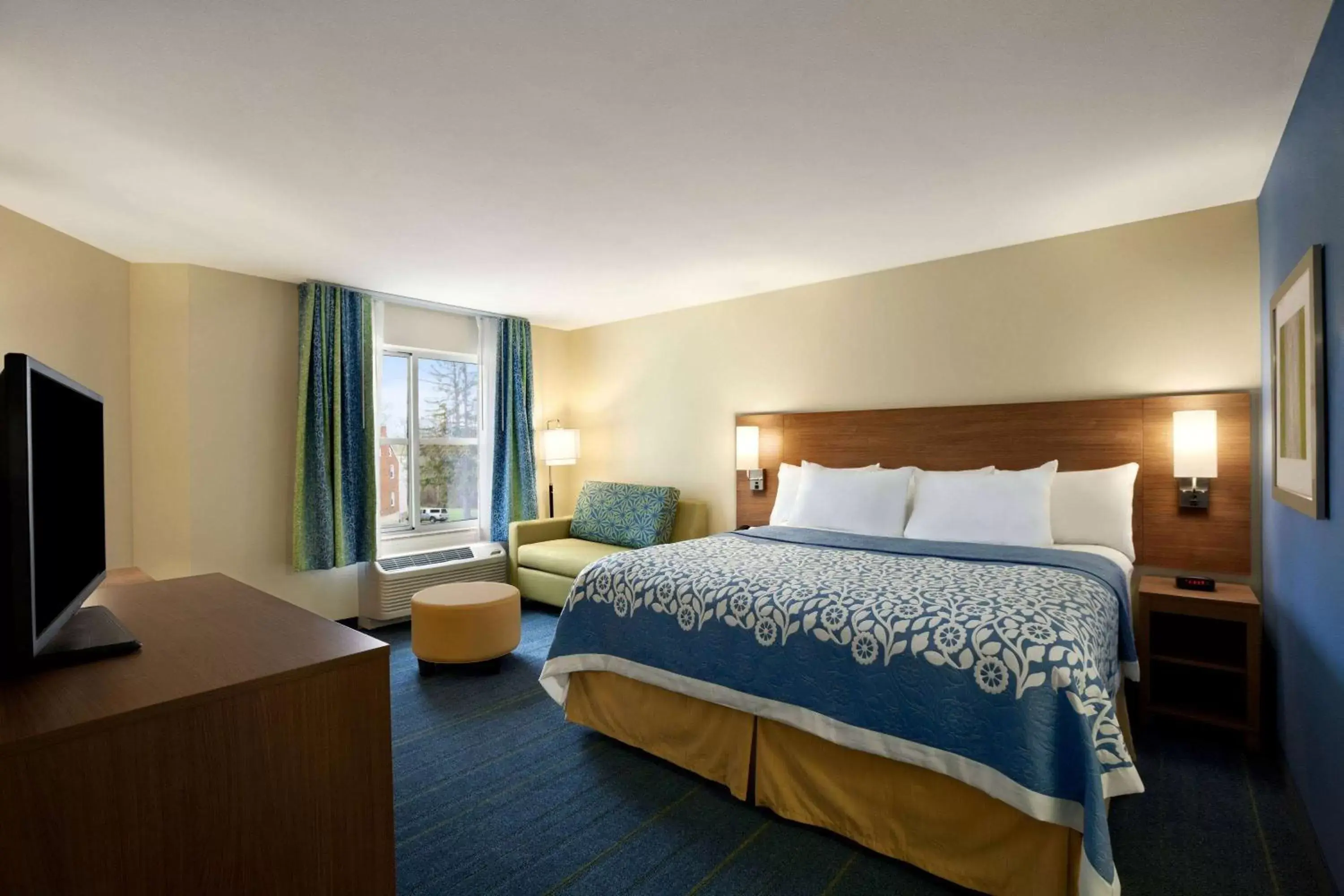 Photo of the whole room, Bed in Days Inn & Suites by Wyndham Altoona