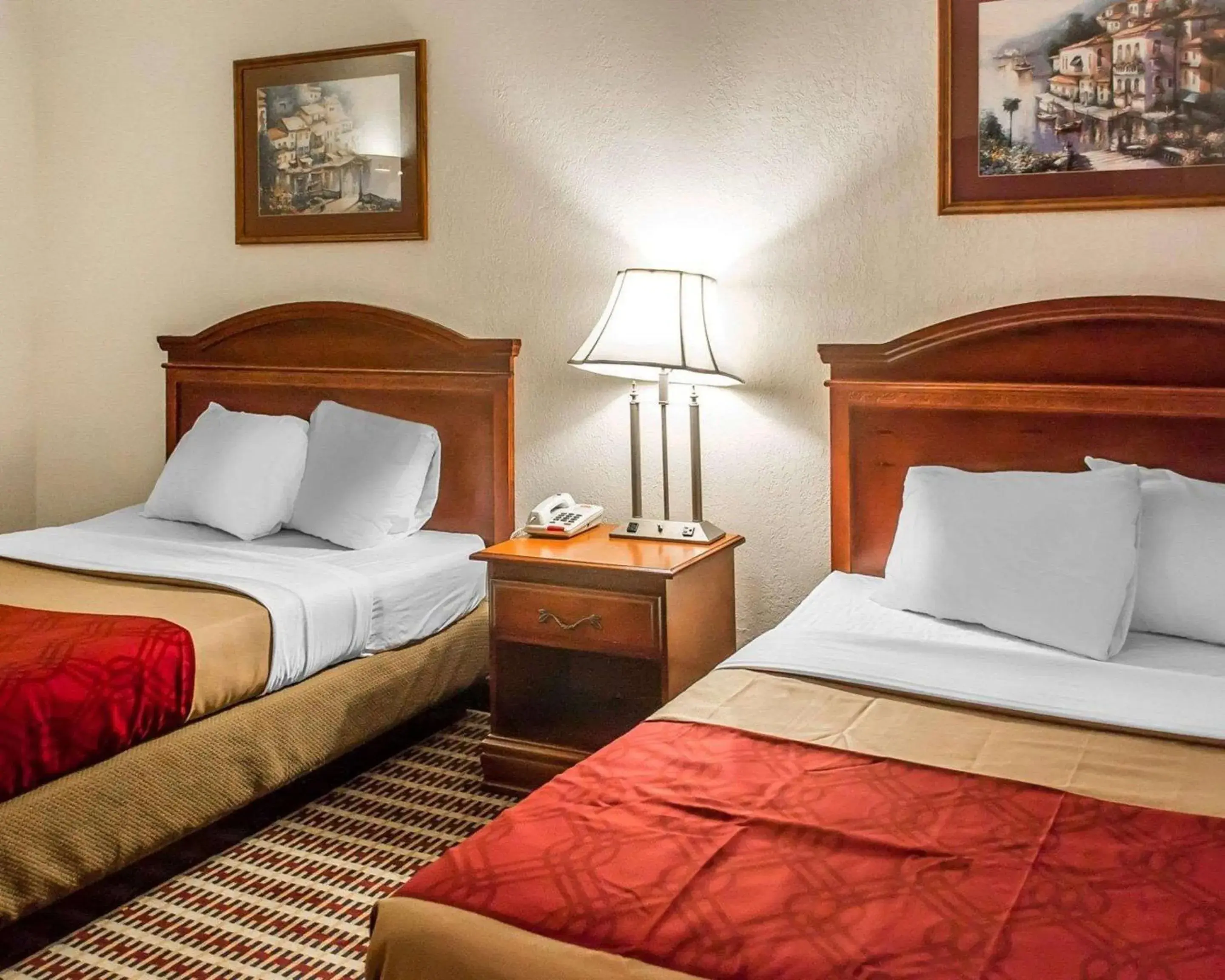 Photo of the whole room, Bed in Economy Inn & Suites