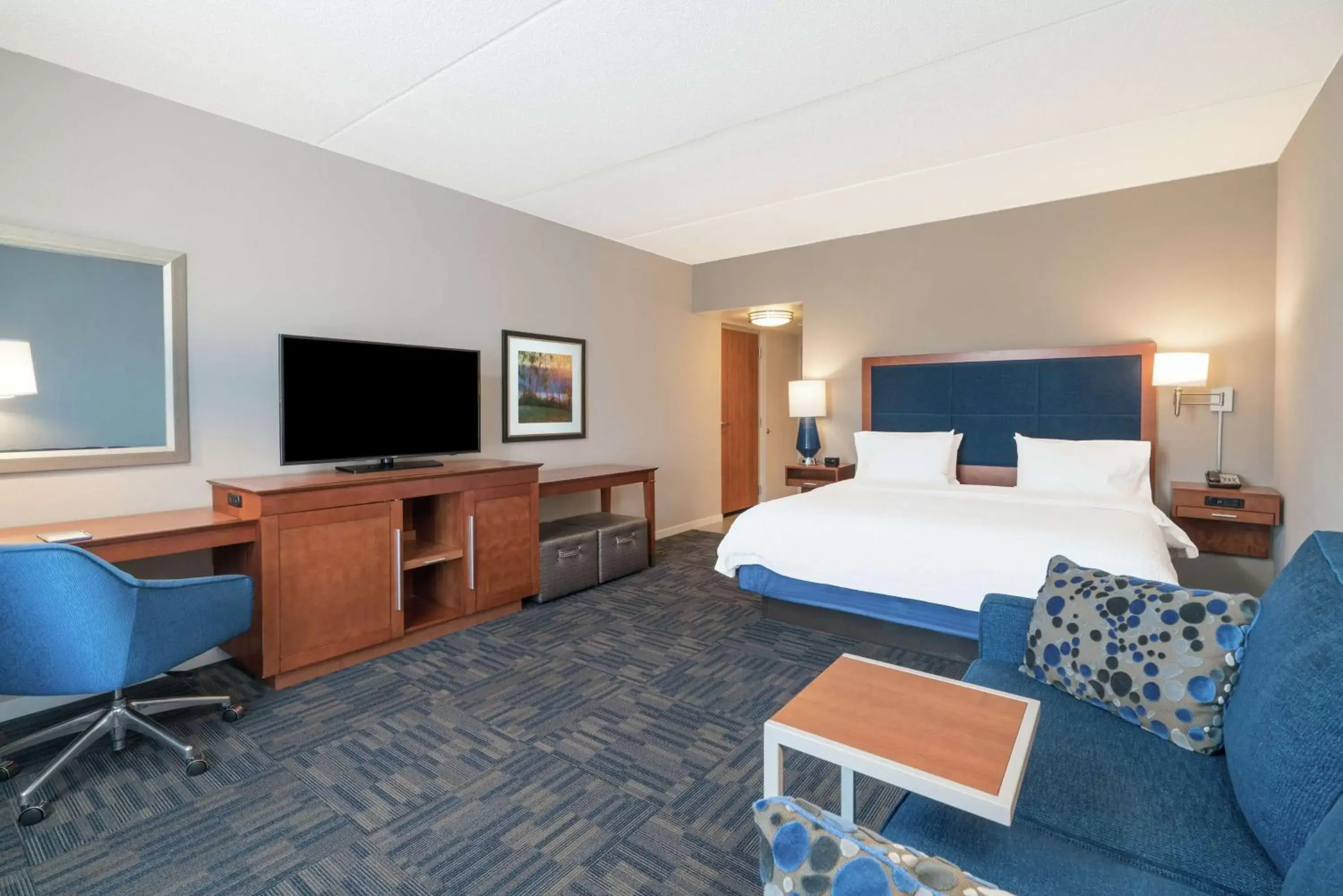 Bedroom, TV/Entertainment Center in Hampton Inn & Suites Newburgh Stewart Airport, NY