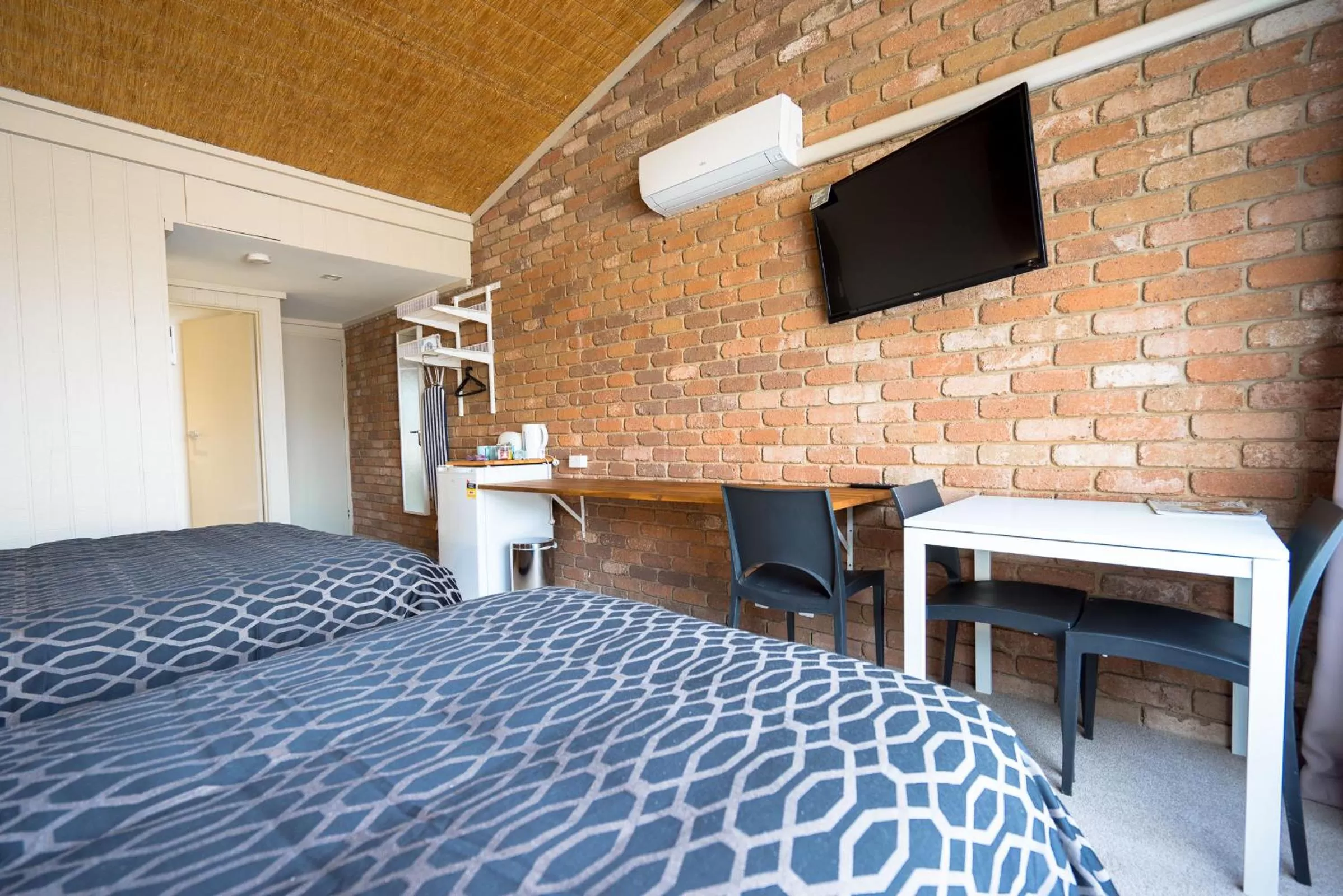 Bedroom, Bed in Farnham Court Motel and Restaurant