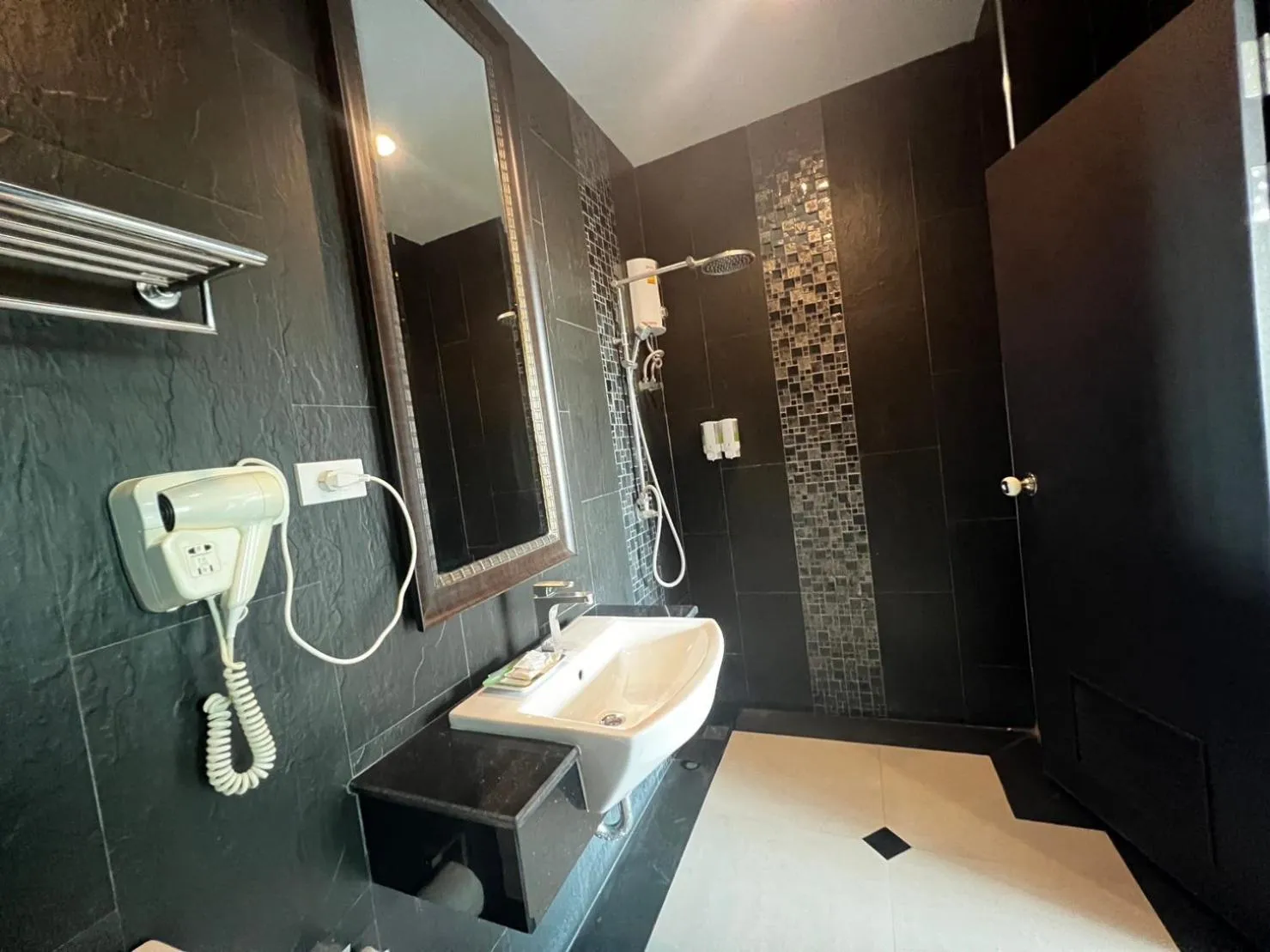 Shower in Srisawara Casa Hotel
