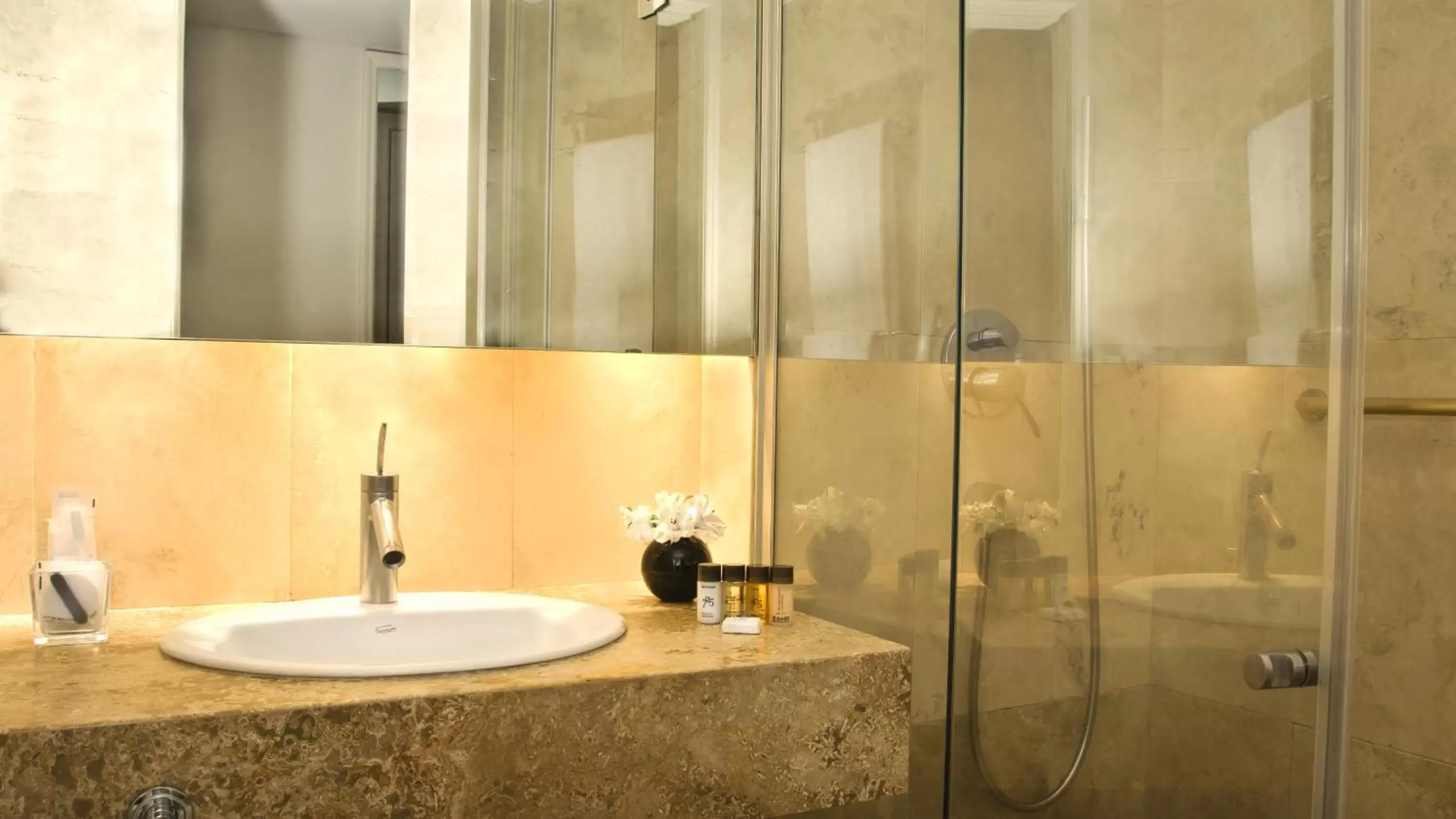 Shower, Bathroom in 725 Continental Hotel
